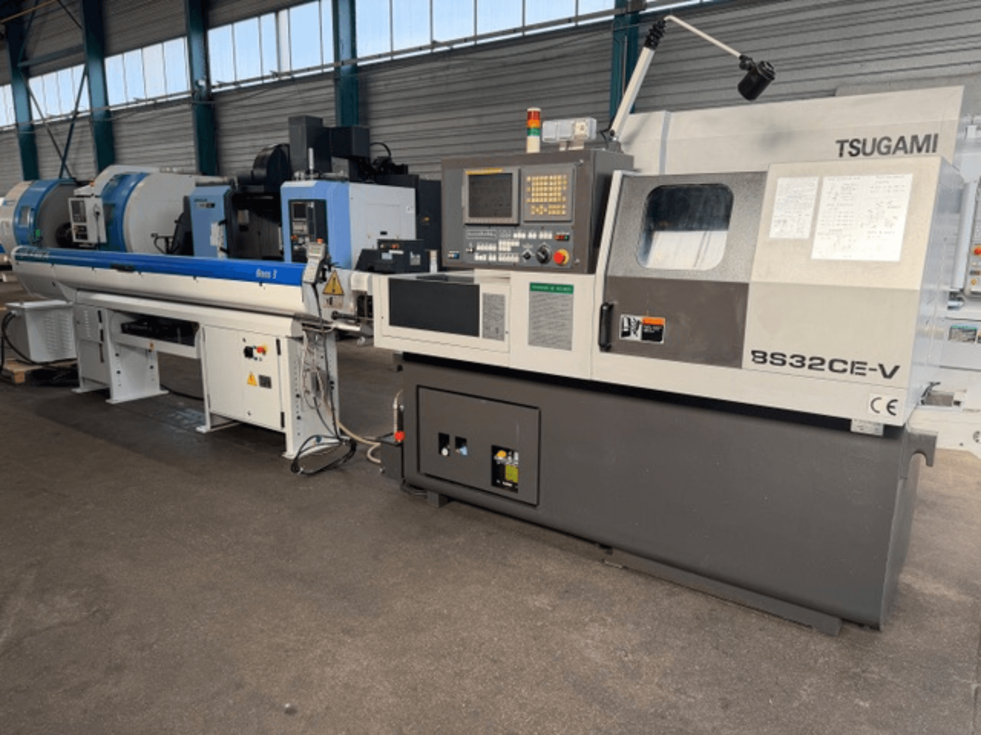 TSUGAMI BS32CE-V Šveitsi tüüpi treipink eesvaates, millel on juhtpaneel ja kinnitatud spindel.