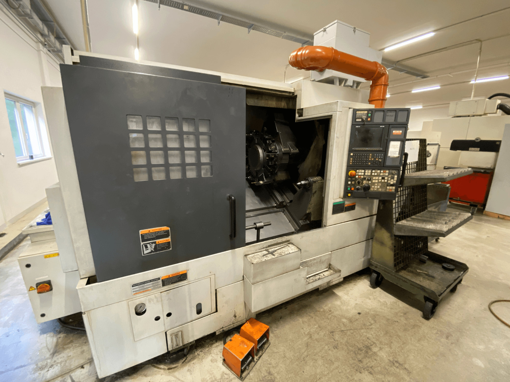 DMG Mori Seiki NL2500Y/700 treimis- ja freesimiskeskus, esivaade, millel on näha juhtpaneel ja masina korpuse üksikasjad.