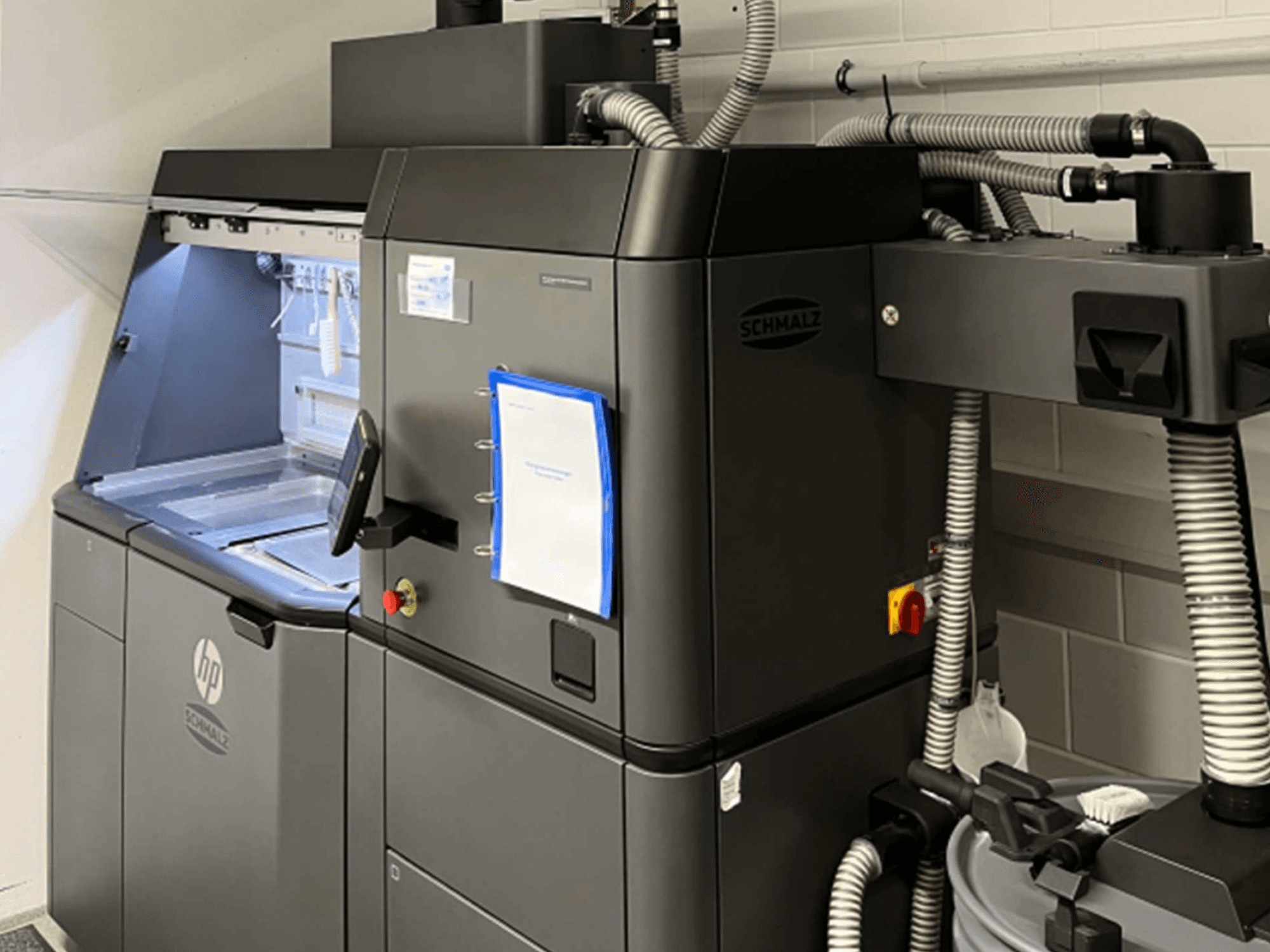 HP Jet Fusion 3D 4200 plastist 3D-printer, külgvaade, millel on näha juhtpaneel ja sisekomponendid.