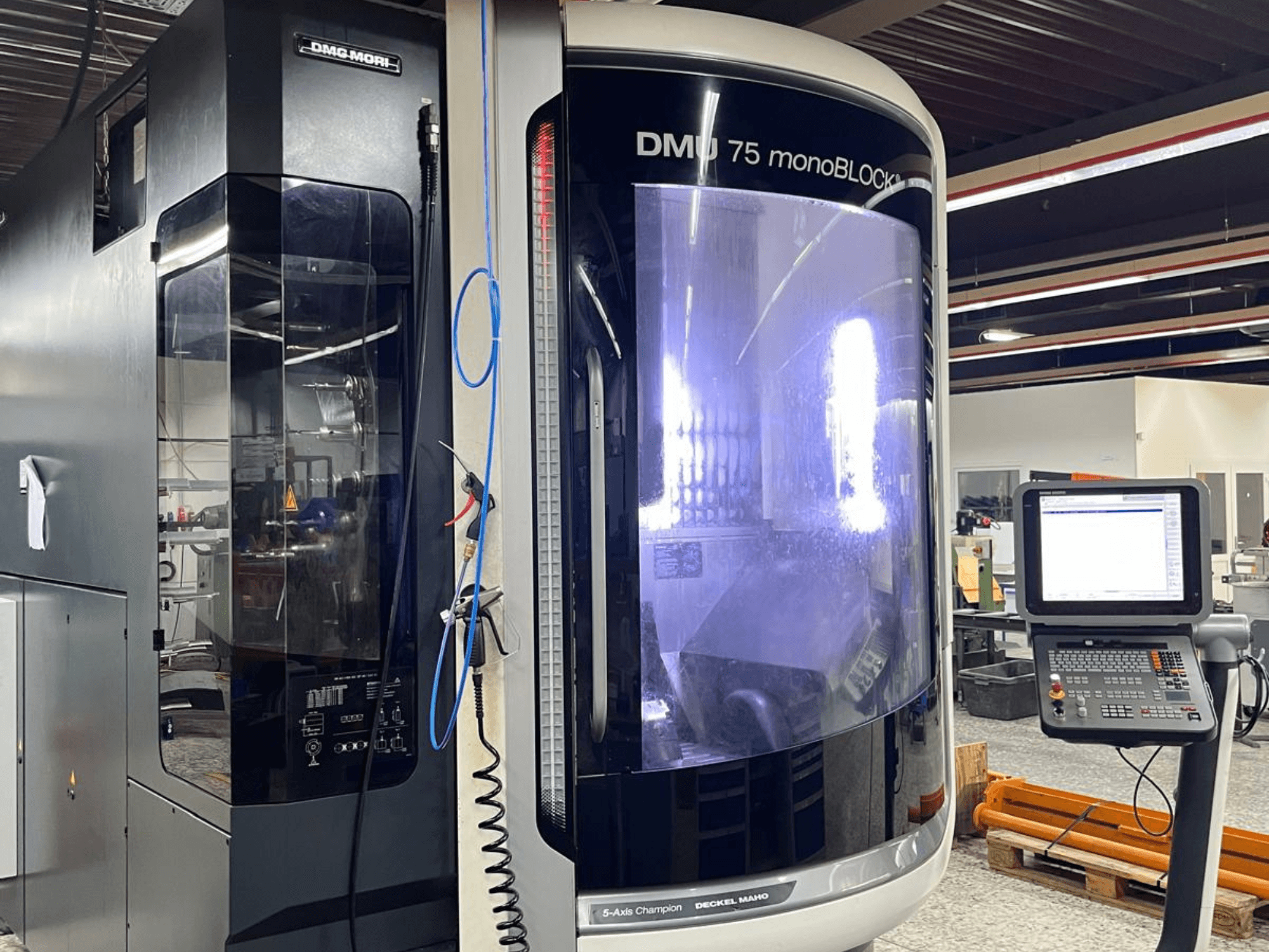 DMG MORI DMU 75 MonoBlock universaaltöötluskeskus, esiplaanil, juhtpaneel ja iseloomulik korpus.