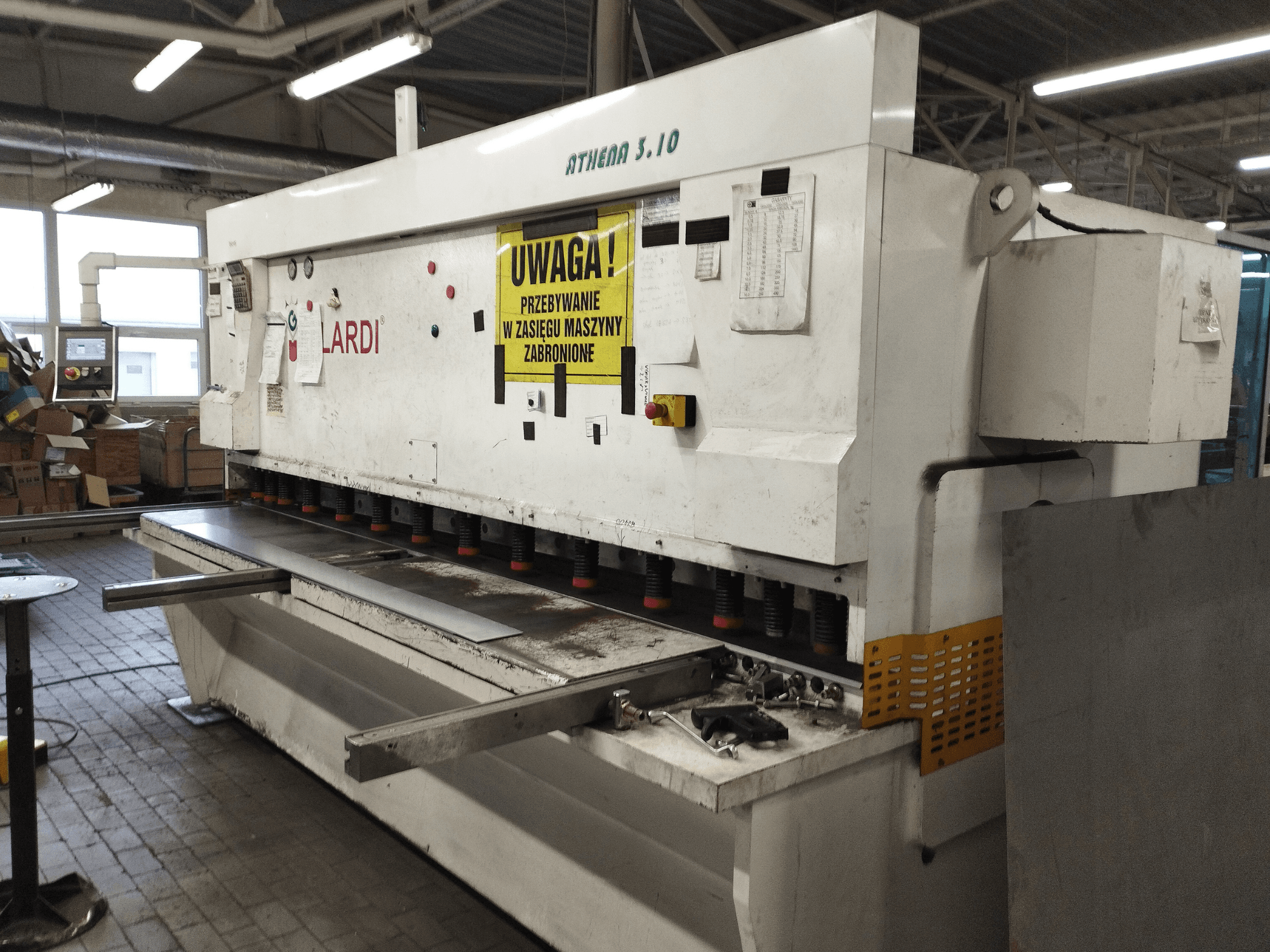 GILARDI ATHENA 3.10 CNC-lõikepink töökodas, vaade eest, millel on näha juhtpaneel ja lõiketerad.
