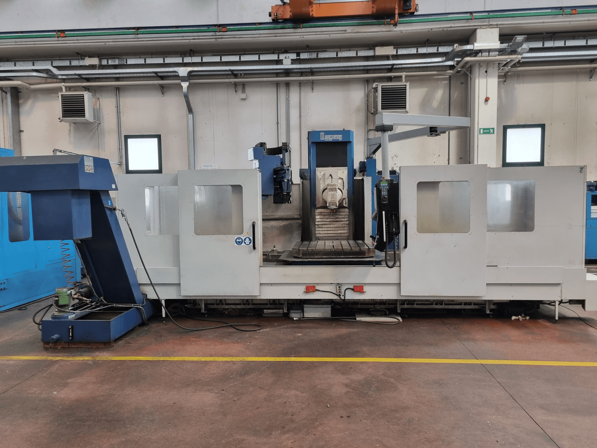 CNC-freesping "Brembana", külgvaates on näha juhtpaneel ja tööruum koos töölaua sisemusega.