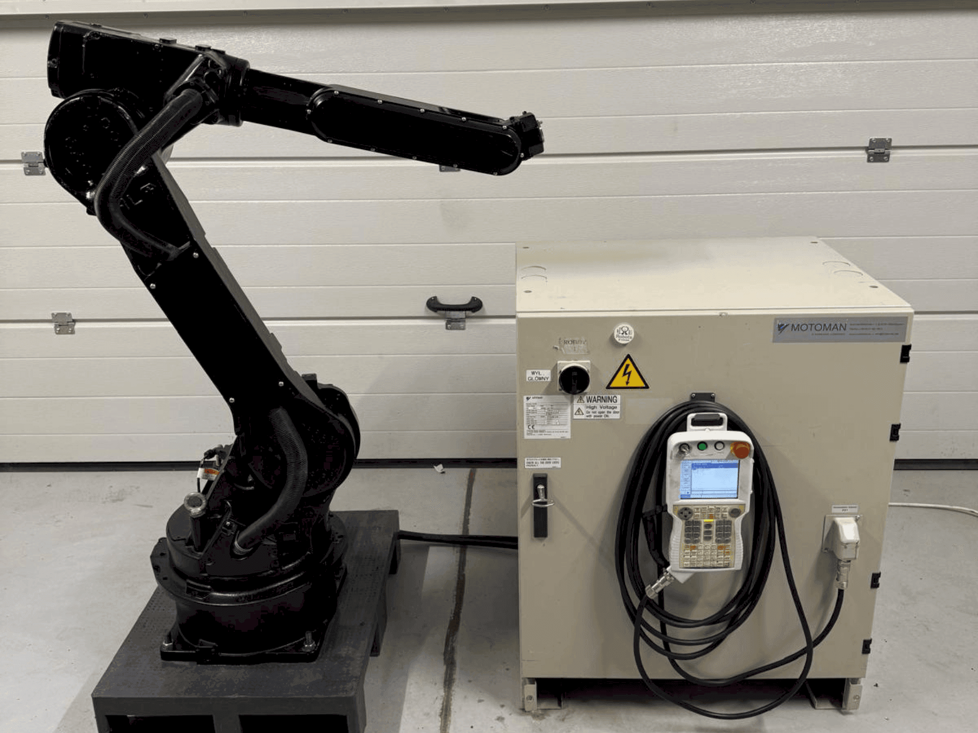 Masina Yaskawa Motoman YR HP 20D eestvaade