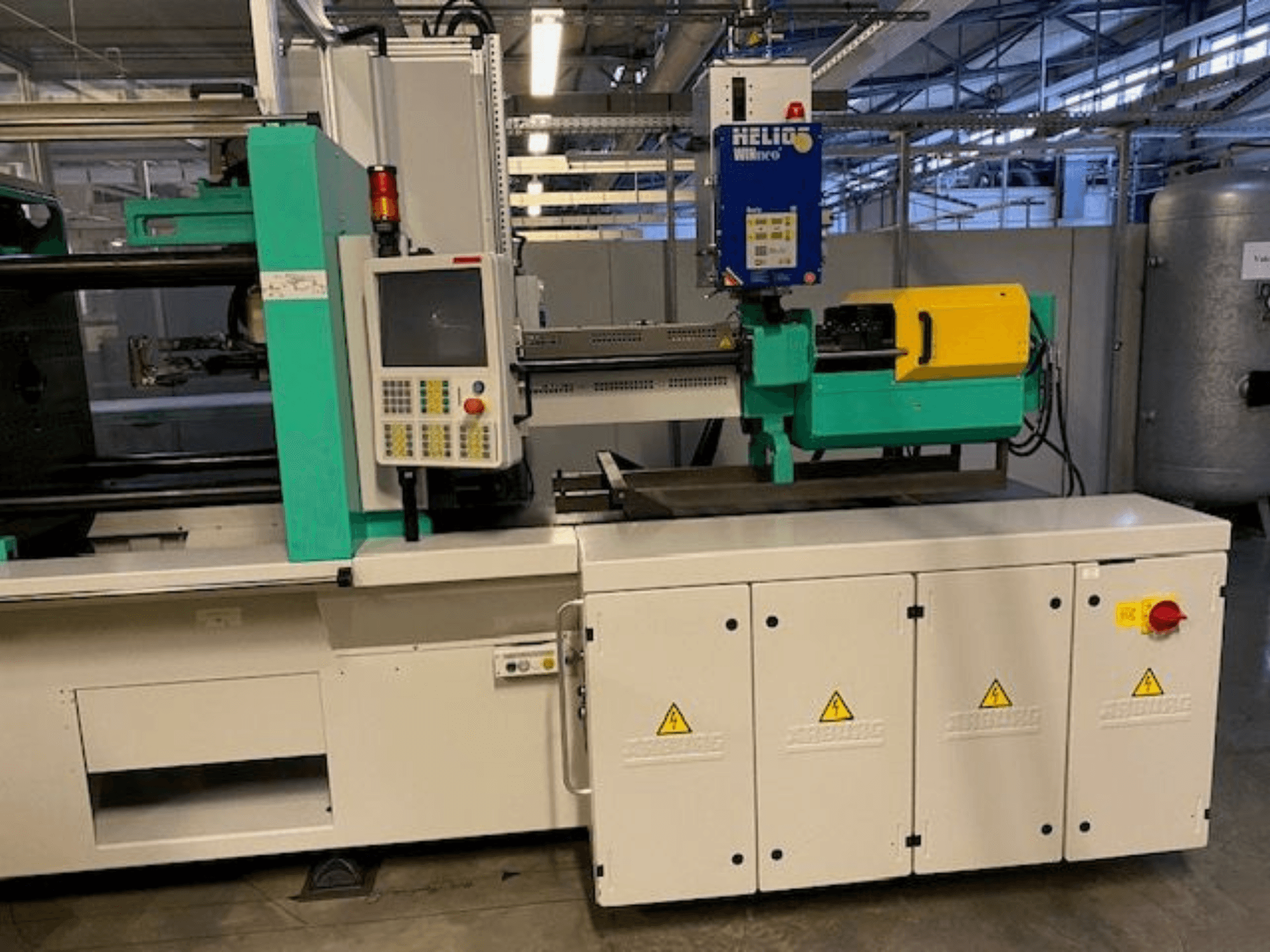 Tööstuslik survevalu masin, mudel HELIO, esivaade, juhtpaneel, kaitsevahendid ja hädaseiskamisnupp.