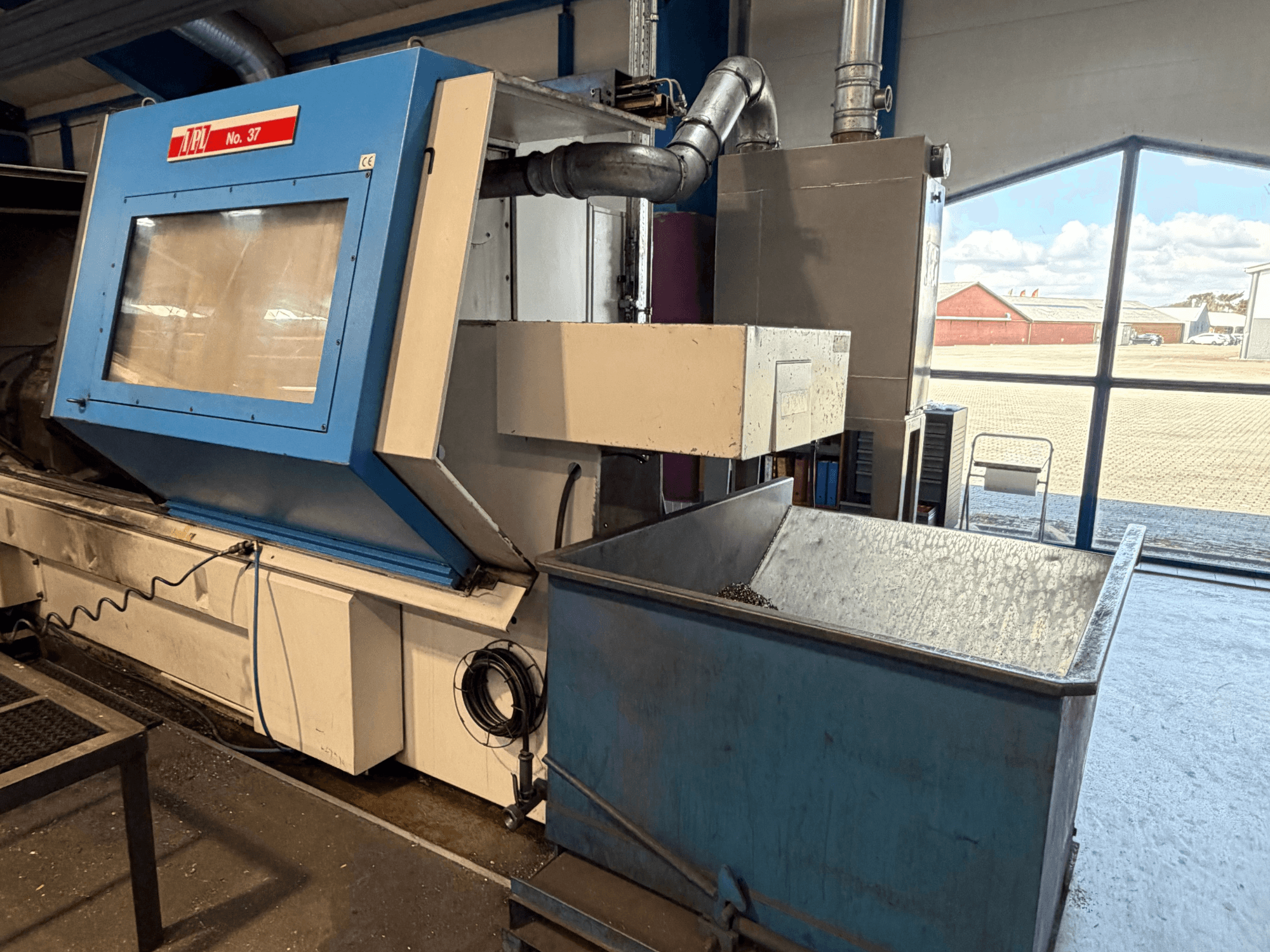 Horisontaalne treipingi BOEHRINGER VDF 315 CM, esiplaanil sinine paneel ja jäätmekogumiskonteiner.