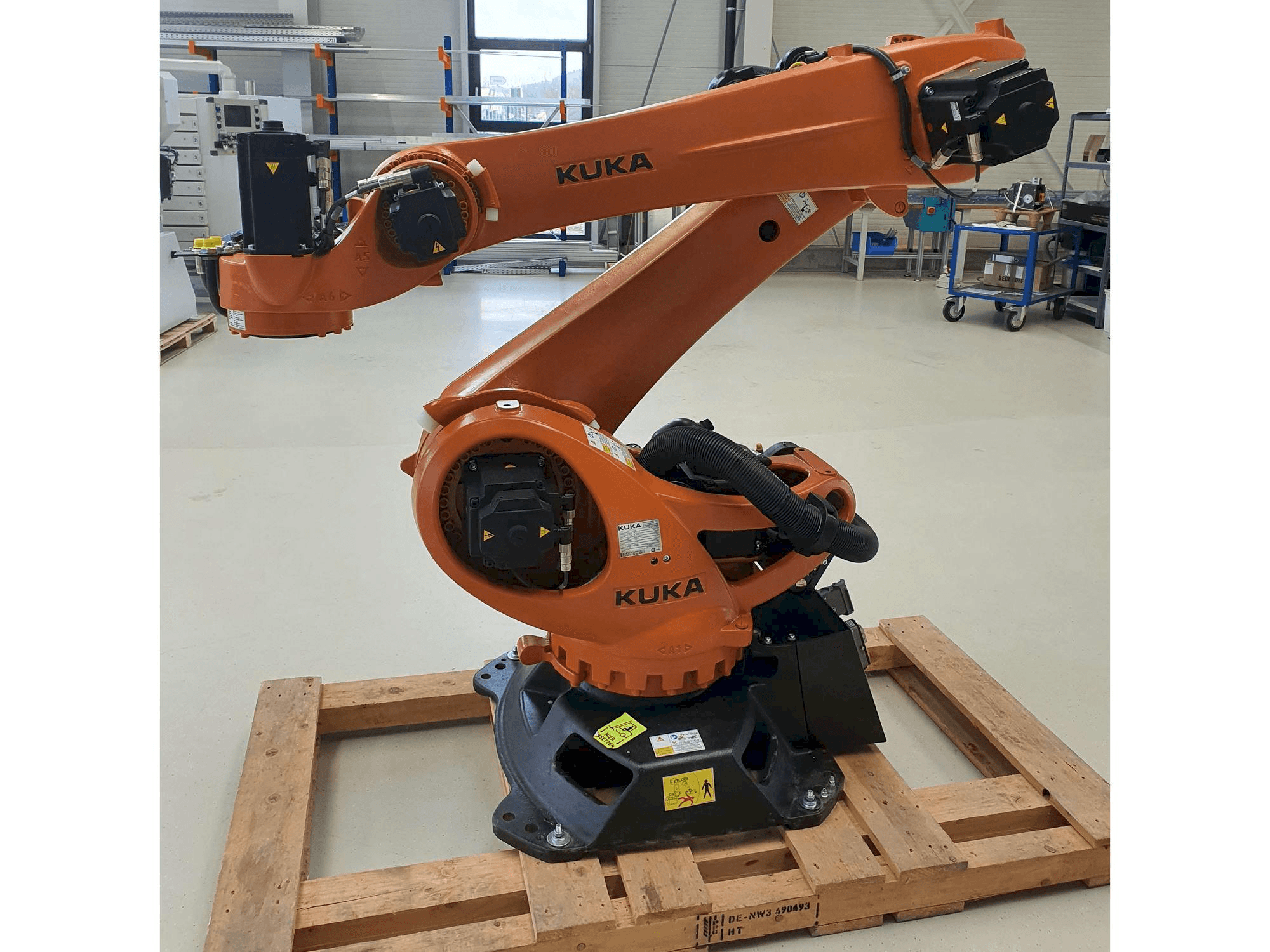 Masina KUKA KR180 R3200PA eestvaade