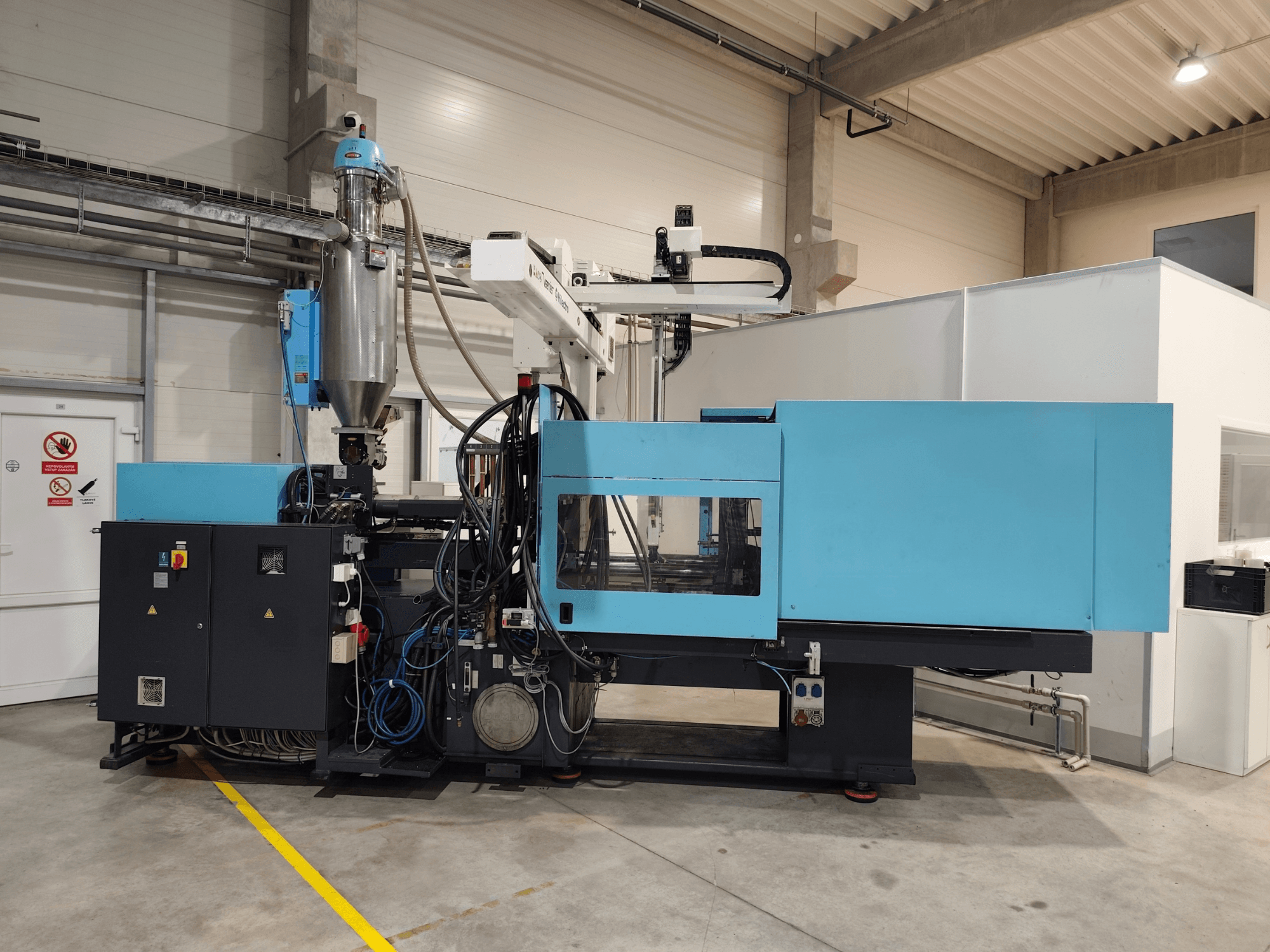 DEMAG Ergotech Extra 160-430 hüdraulilise süstimisvormimismasina esivaade, millel on näha juhtpaneel ja materjalitünn.