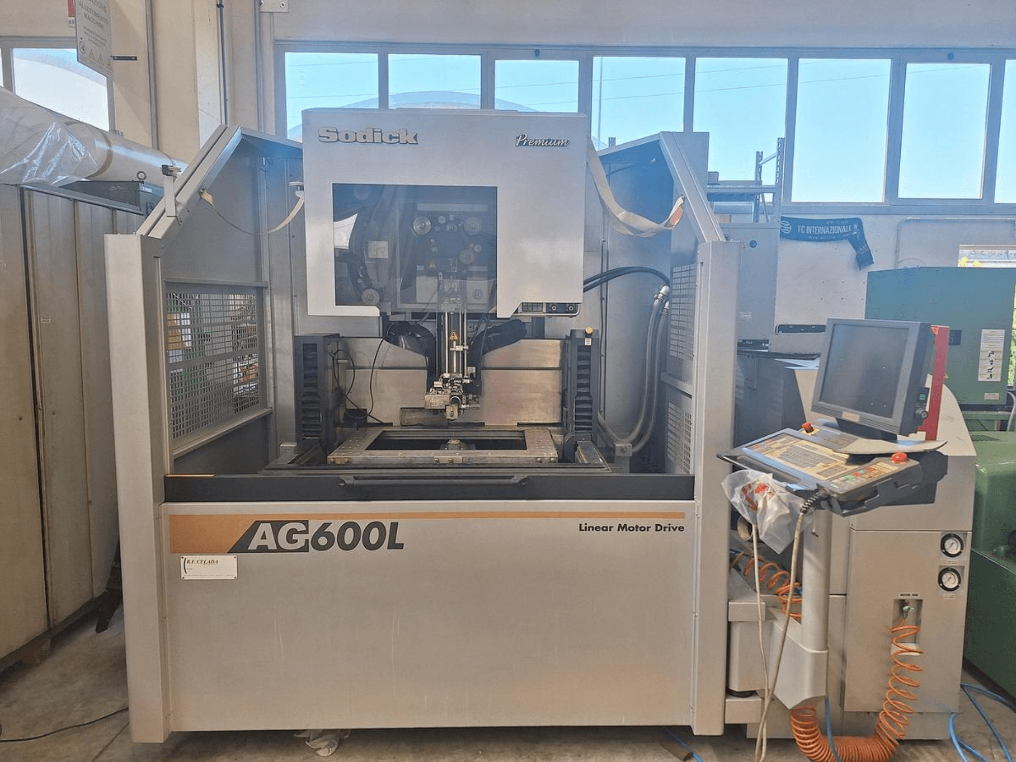 Sodick AG 600 L traat-EDM-masin eestvaates, millel on juhtpaneel ja lineaarmootoriga ajam.