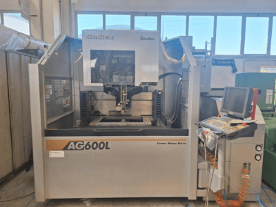 Sodick AG 600 L traat-EDM-masin eestvaates, millel on juhtpaneel ja lineaarmootoriga ajam.