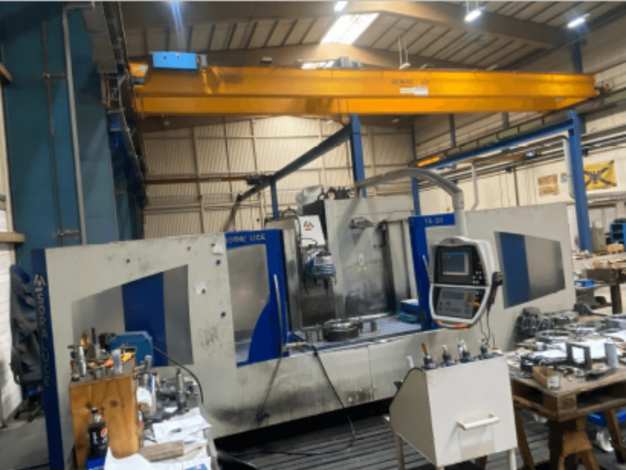 Soraluce TA-A20 vooditüüpi freespingi esivaade, kus on näidatud juhtpaneel ja tööala koos tööriistade ja materjalidega.