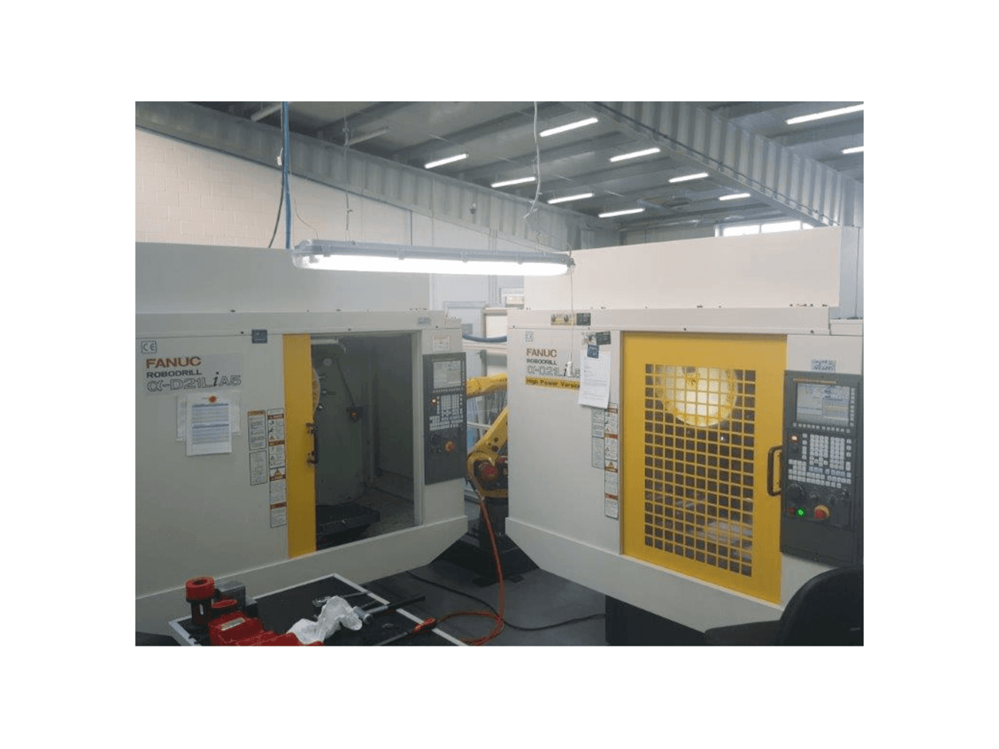 Masina FANUC RoboDrills D21LiA5 + M20iA/M35 eestvaade