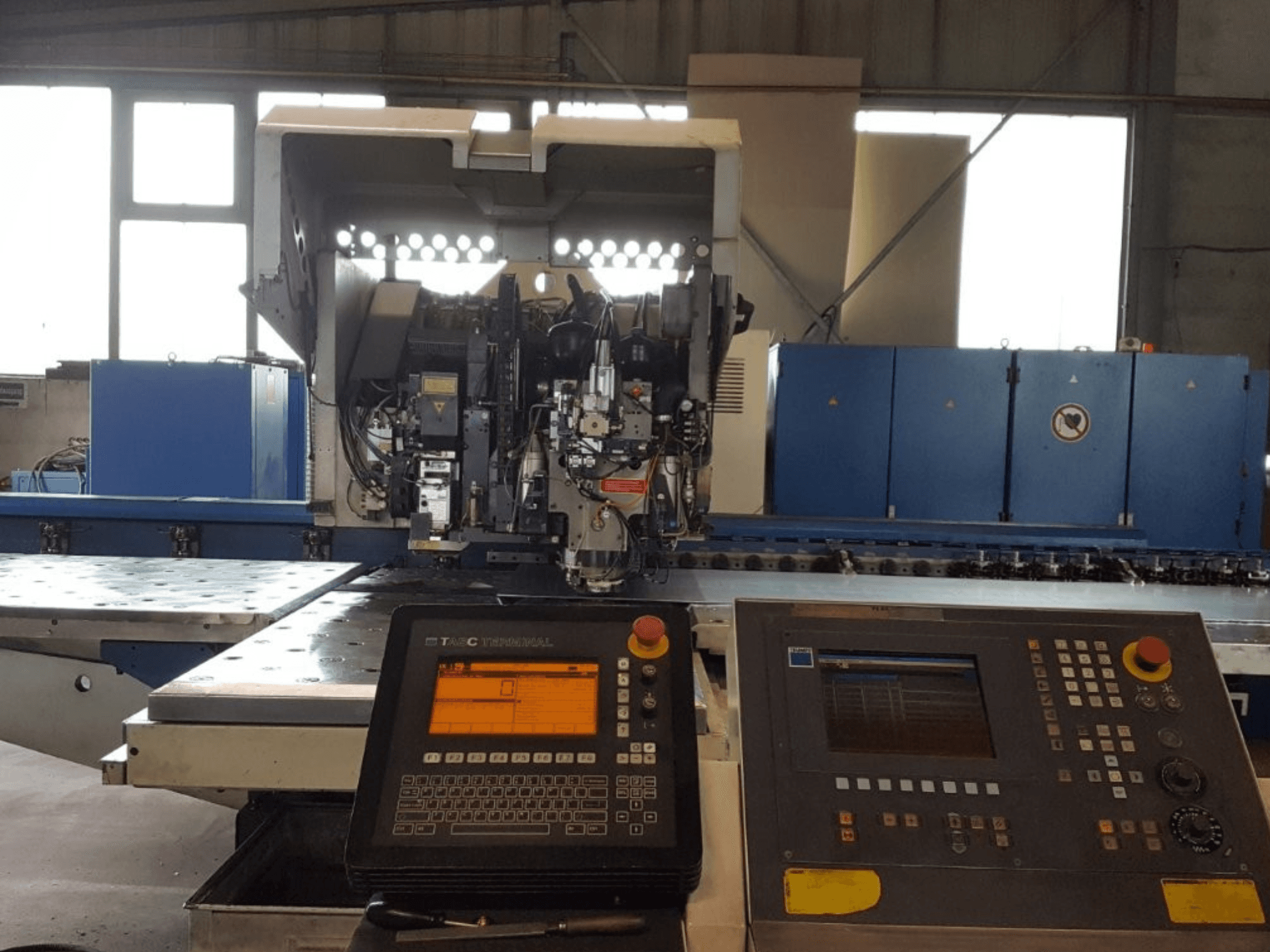 TRUMPF Trumatic 600L Punch-Laser Combo, esiplaanil, kus näidatakse juhtpaneeli ja masina üksikasju töökojas.