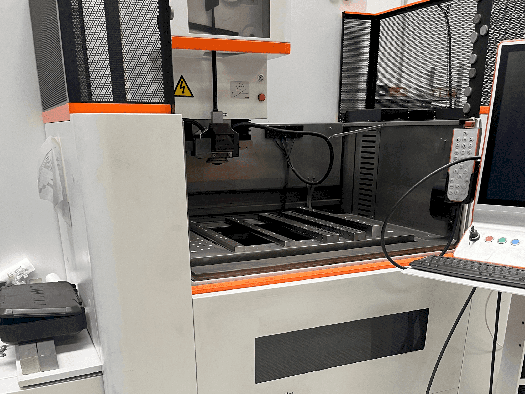 Masina AgieCharmilles CUT E 600 eestvaade