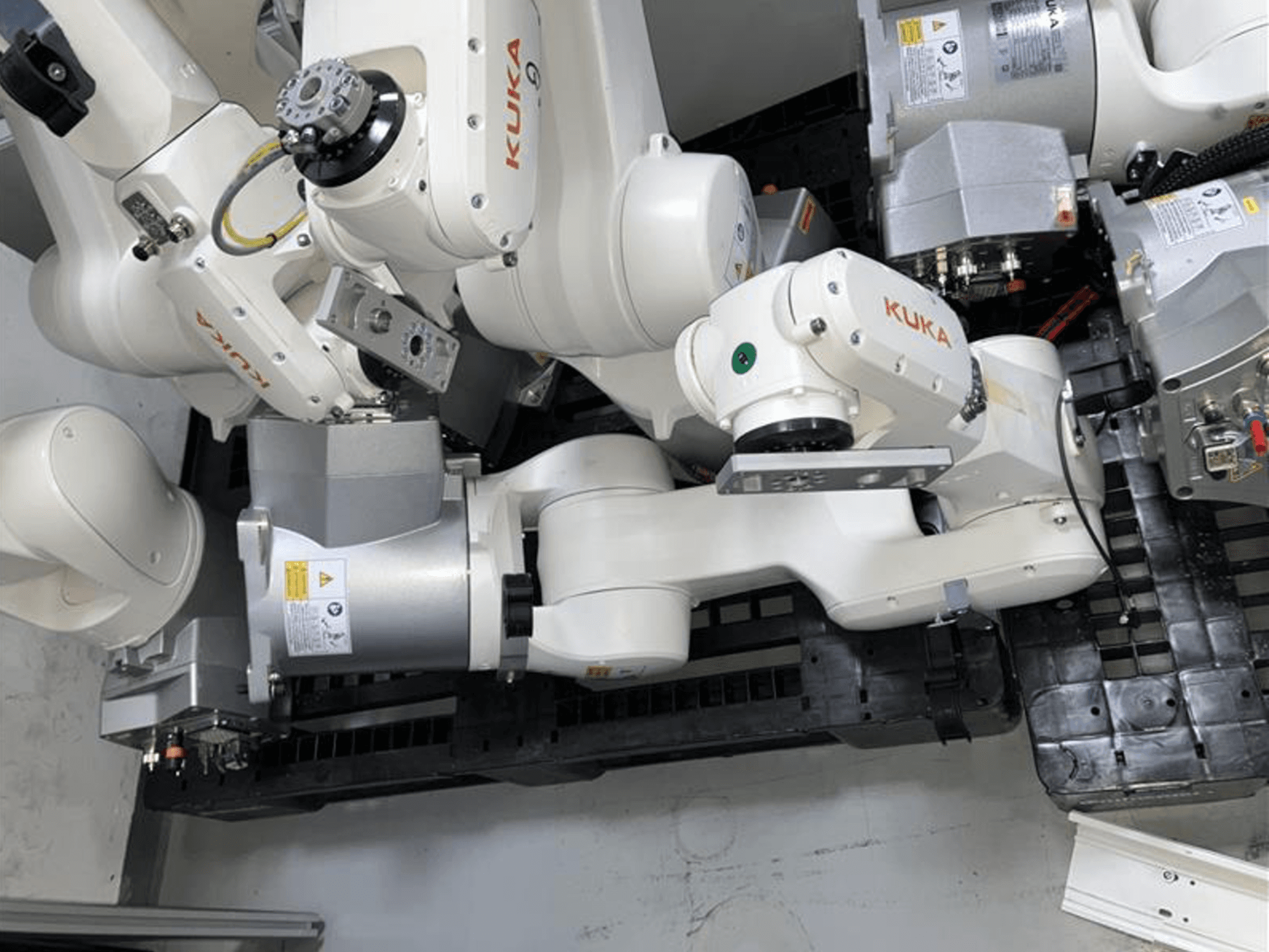 KUKA KR 10 R900-2 robotkäsi ülalt vaadatuna, mis näitab liigendliigeseid ja ajamimootoreid tööstuslikus keskkonnas.