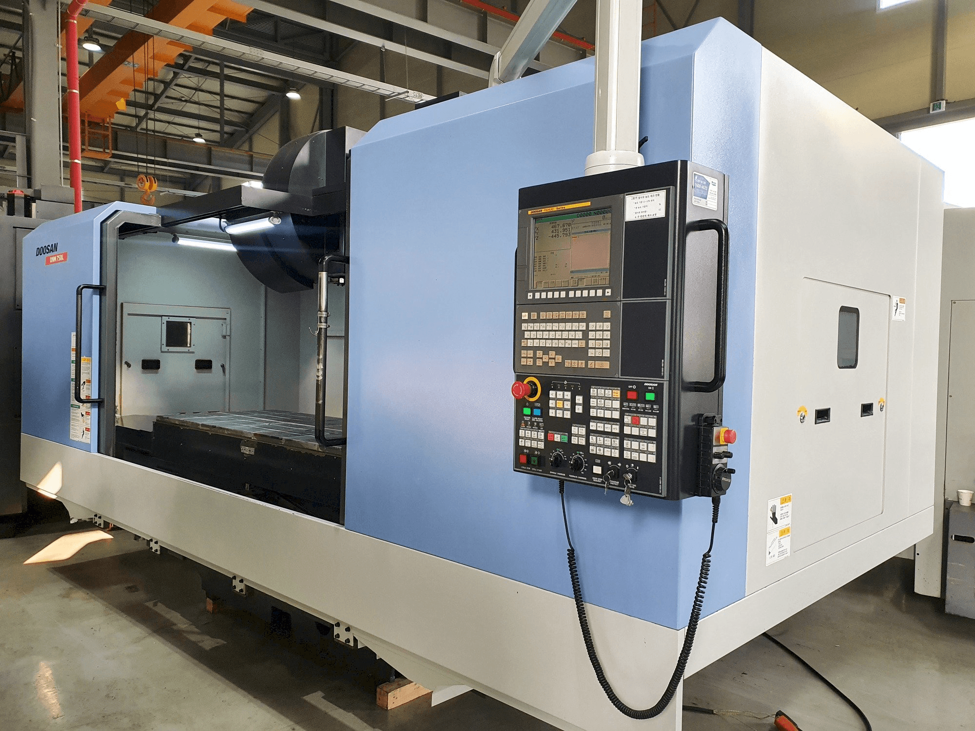 Masina Doosan DNM 750L eestvaade