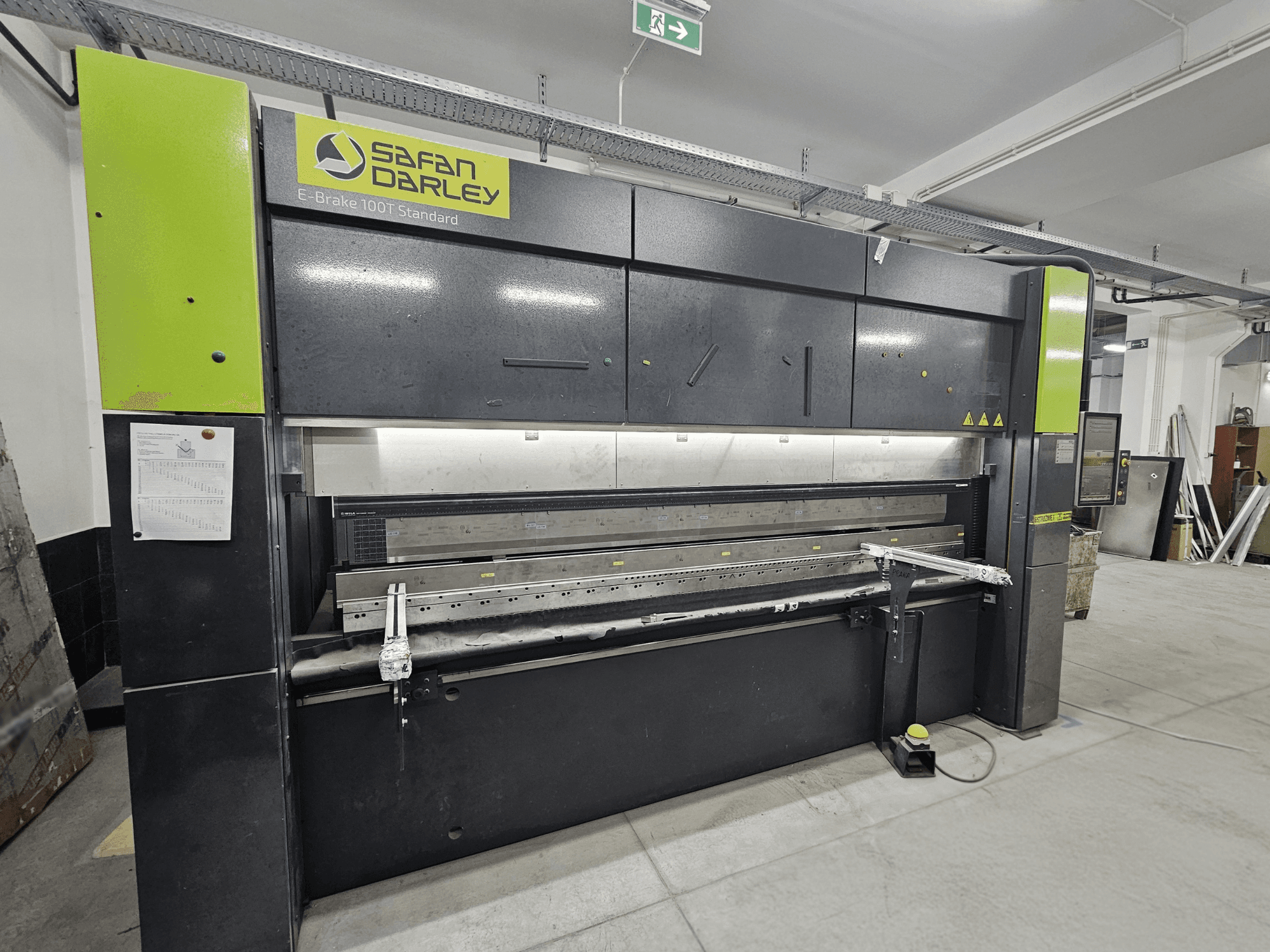 SafanDarley E-Brake 100T Standard, esivaade; hüdrauliline painutusmasin juhtpaneeli, jalgpedaali ja turvaelementidega.