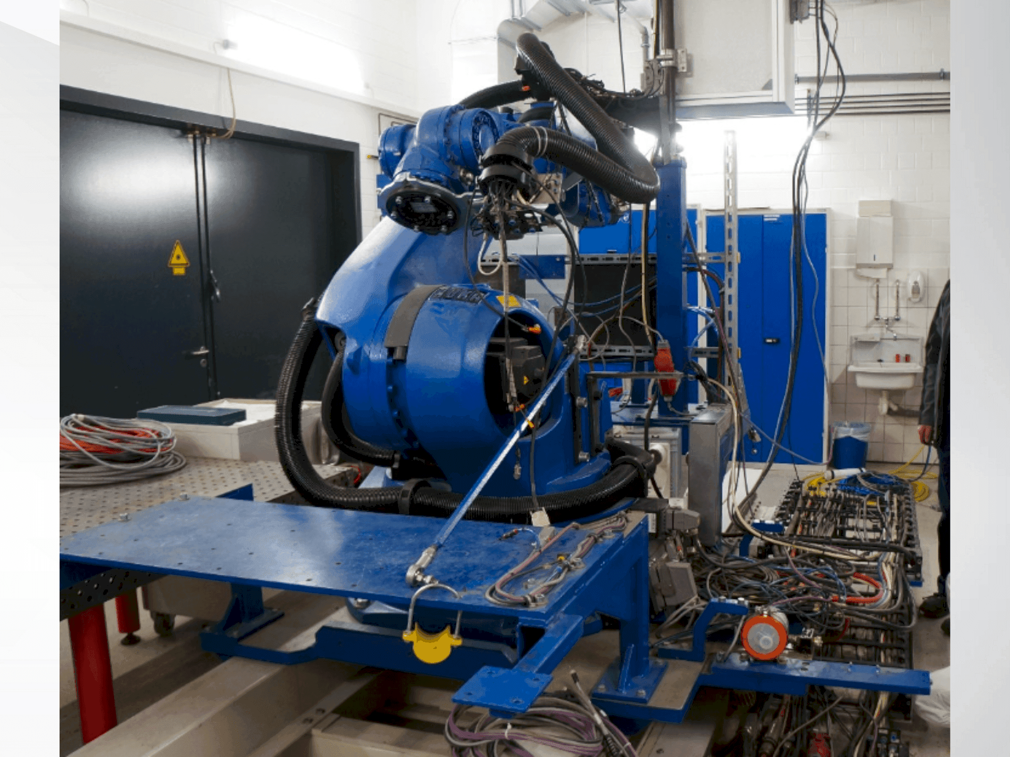 Masina KUKA KR 100-2 HA 2000   külgvaade