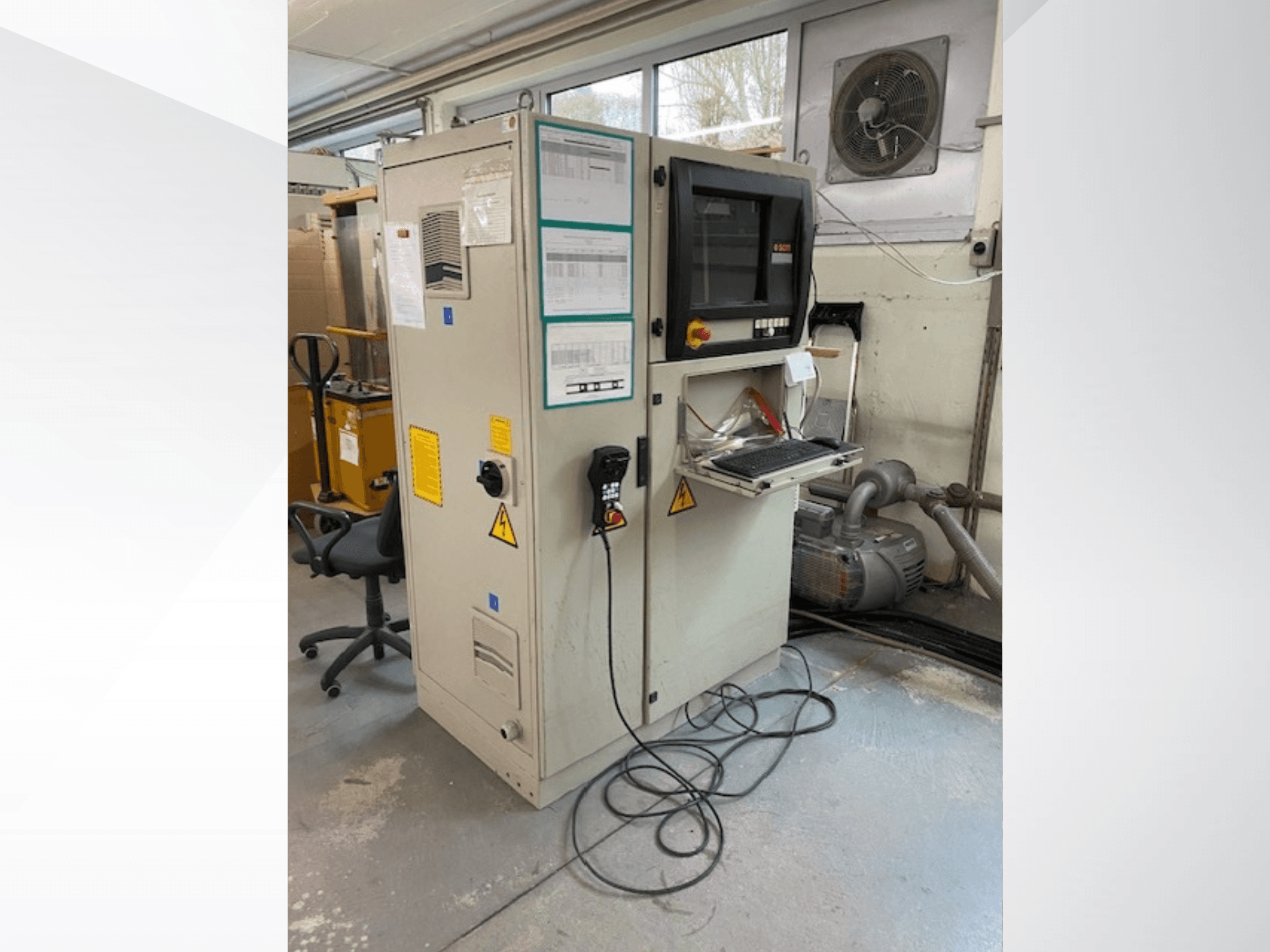 SCM Record 240 CNC-puidutöötluskeskus külgvaates, millel on juhtpaneel, ohutussildid ja mis on ühendatud mootoriga.