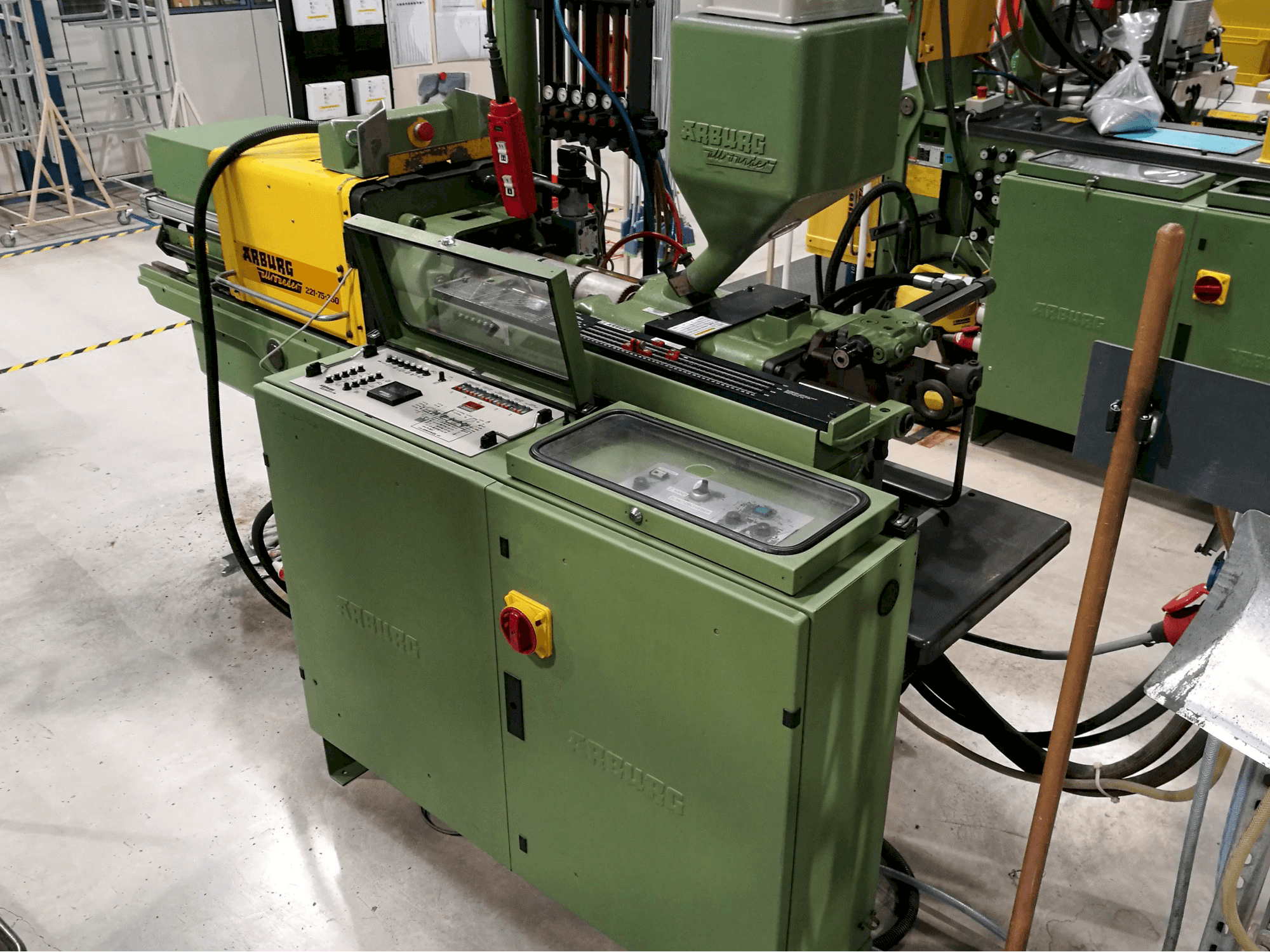 Masinavaade Arburg Allrounder 221-75-350 paremalt