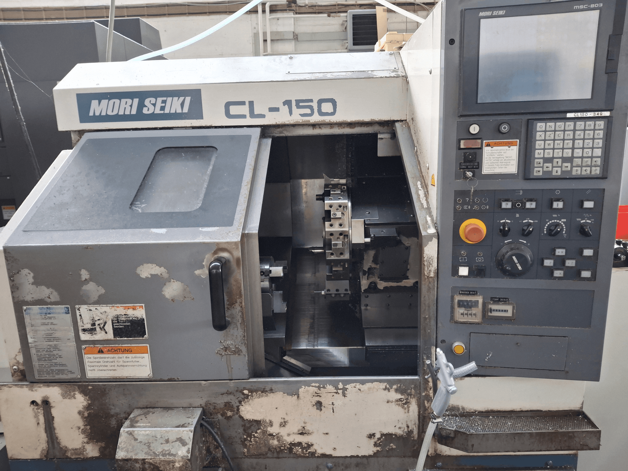 MORI SEIKI CL-150 horisontaalne treipingi, esiplaanil. Juhtpaneel, lõiketööriistad ja töönäidikud.