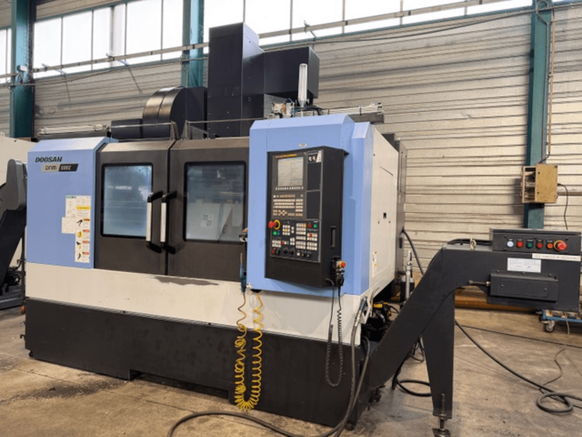 Doosan DNM 500II CNC-freespingi esivaade, millel on juhtpaneel ja tööriistahoidik, tehases.