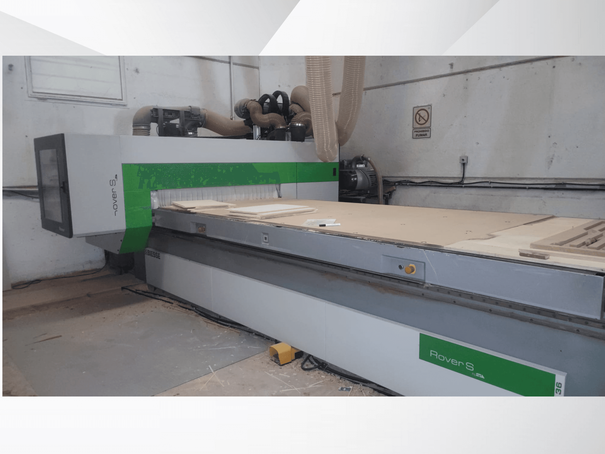 Biesse Rover S CNC-pingi esivaade, millel on suur tööpind koos puitpaneelide ja tolmueemaldusvoolikutega.