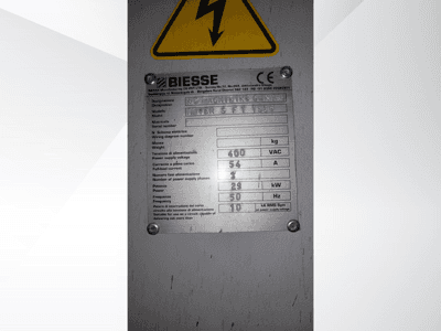 Biesse NC-töötluskeskuse tehniliste andmete tahvel, millel on esitatud pinge, kaal ja võimsuse andmed, külgvaade.