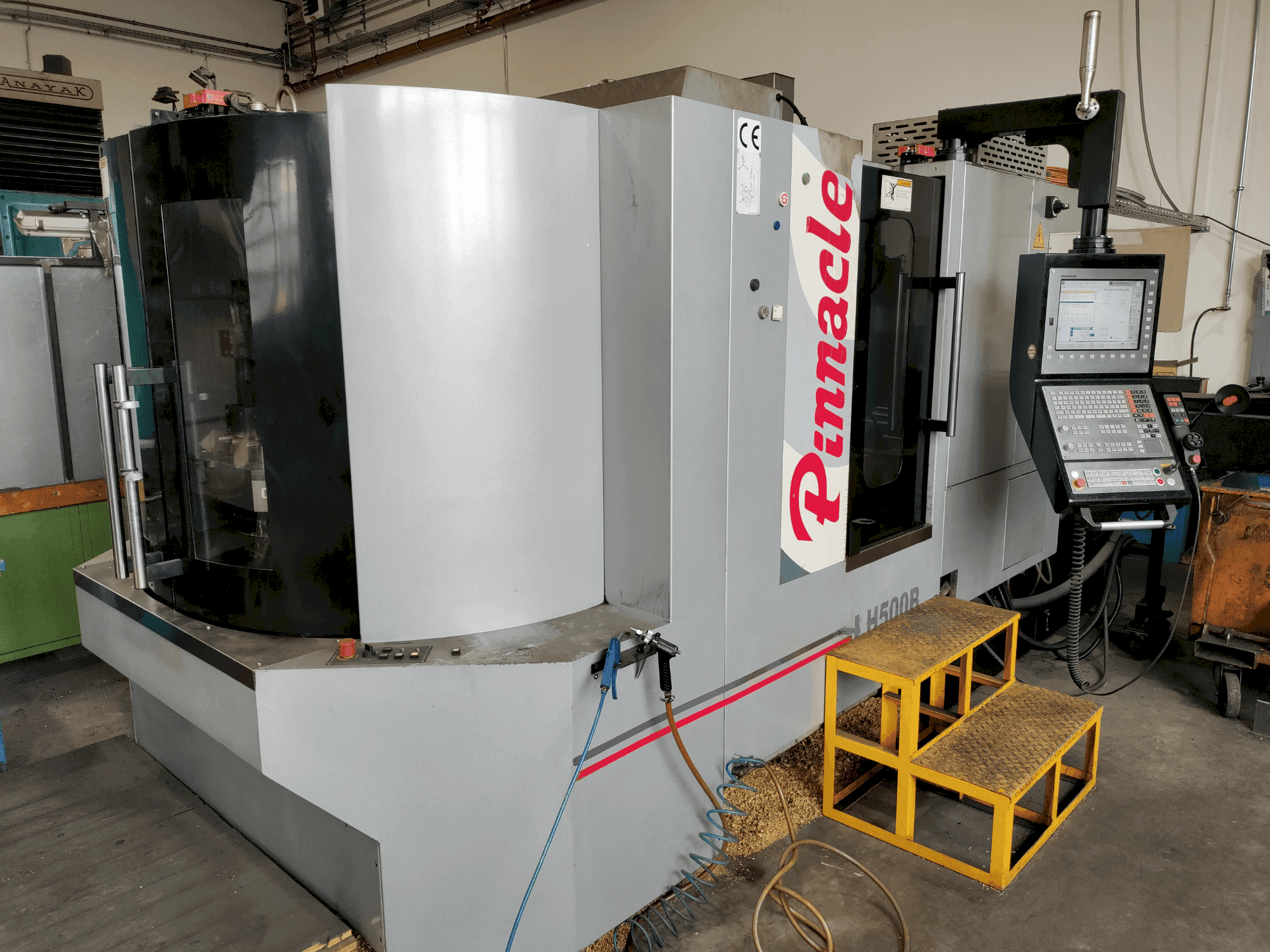Masina Pinnacle LH 500B eestvaade