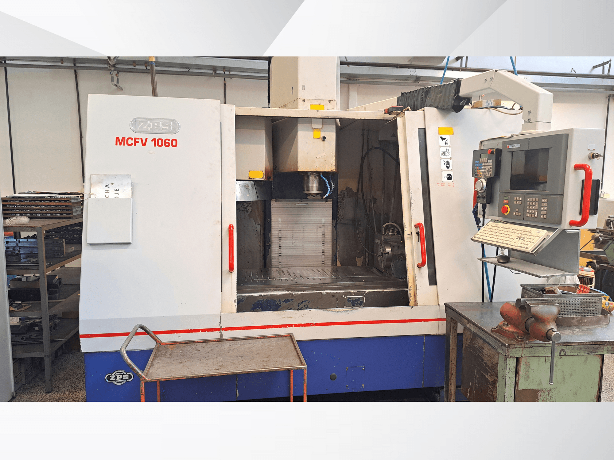 ZPS MCFV 1060 CNC-tööpink töökojas, esiplaanil on juhtpaneel, spindel ja tööala; metalliline hall ja sinine värvus.