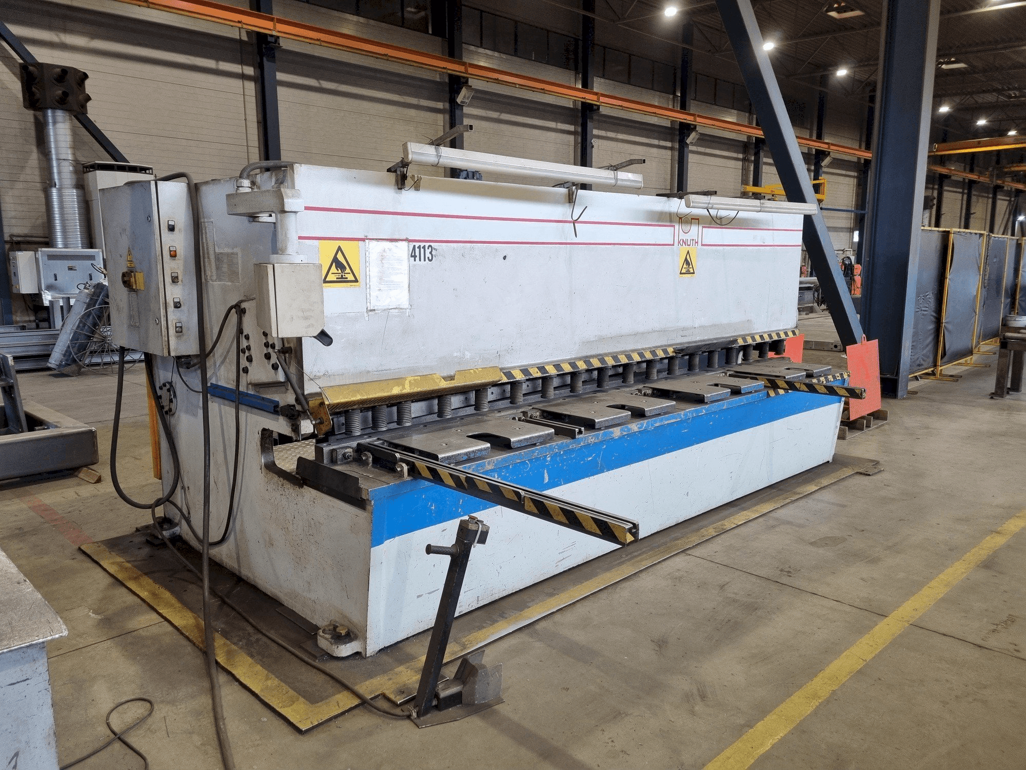 Masina KNUTH KHT 4113 vasaku külje vaade