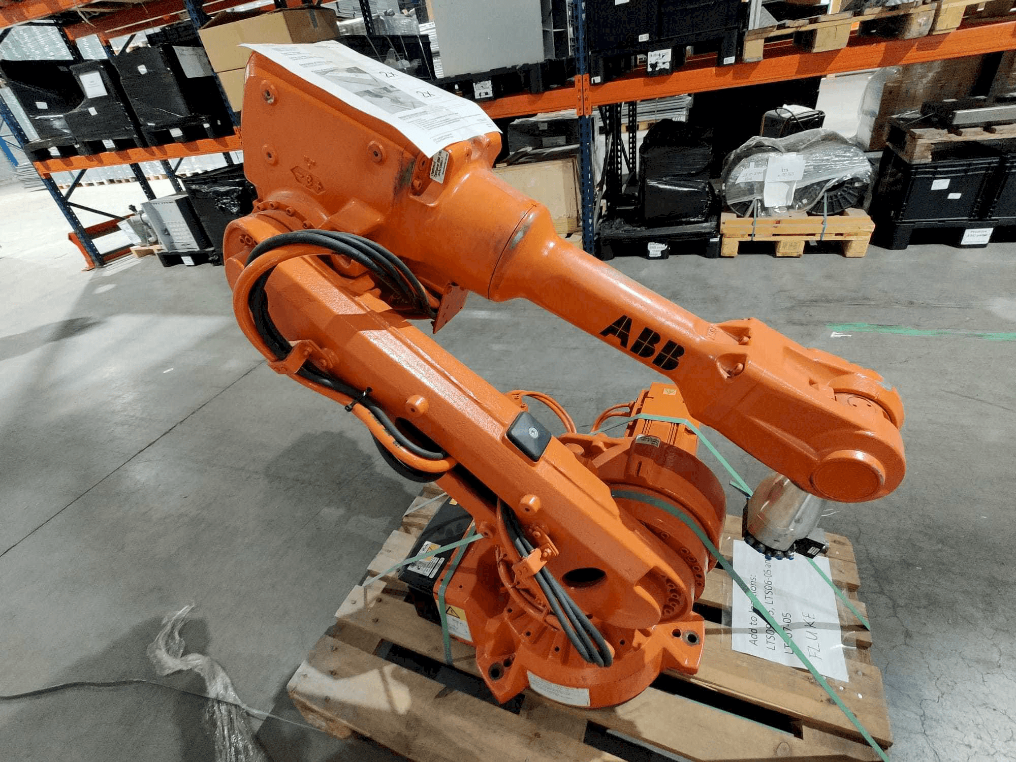 Masina ABB IRB 2600 M2004 eestvaade