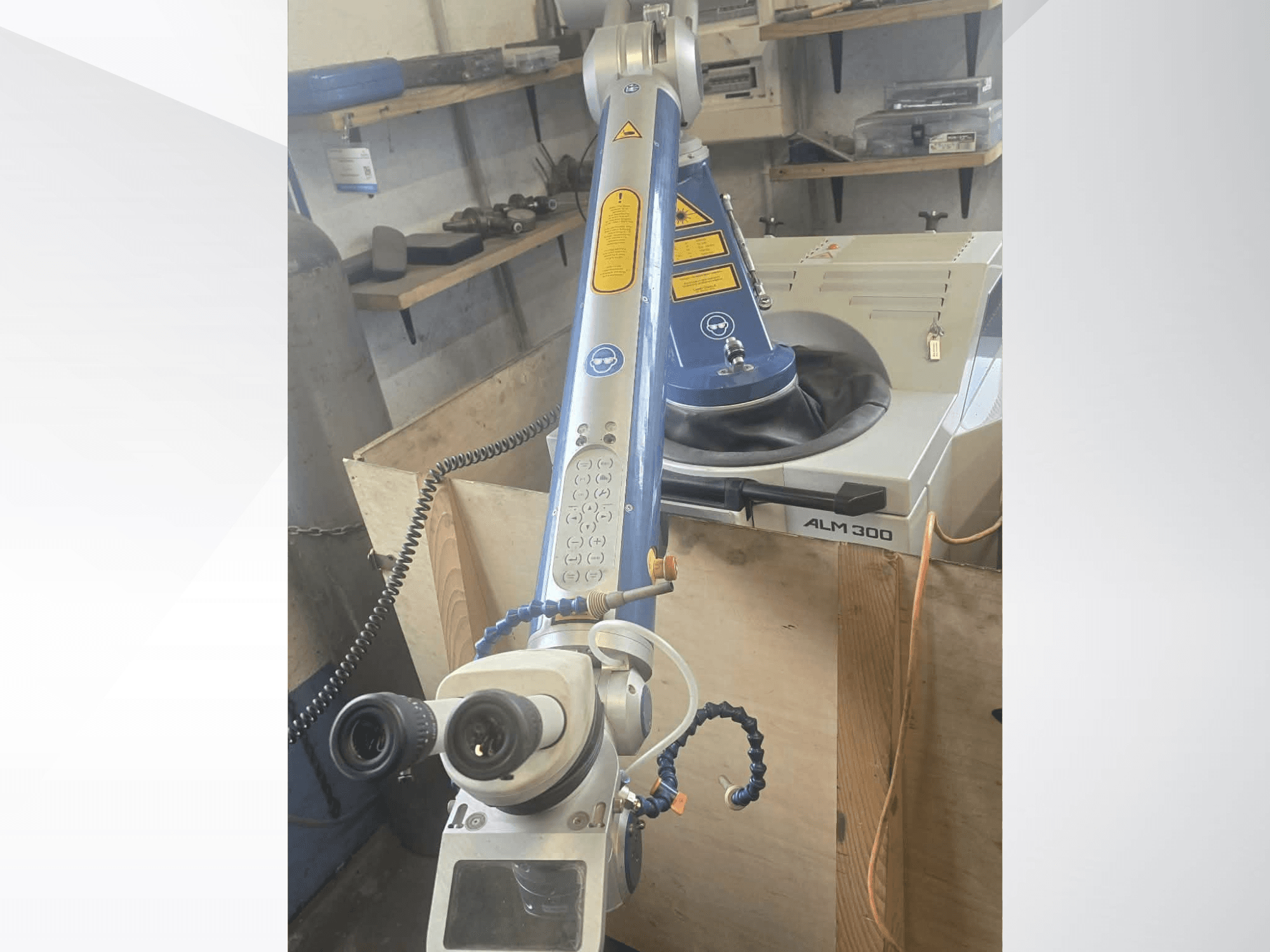 ALPHA LASER ALM 300 laserkeevitusmasina esivaade, millel on robotkäsi, optilised läätsed ja juhtpaneel.