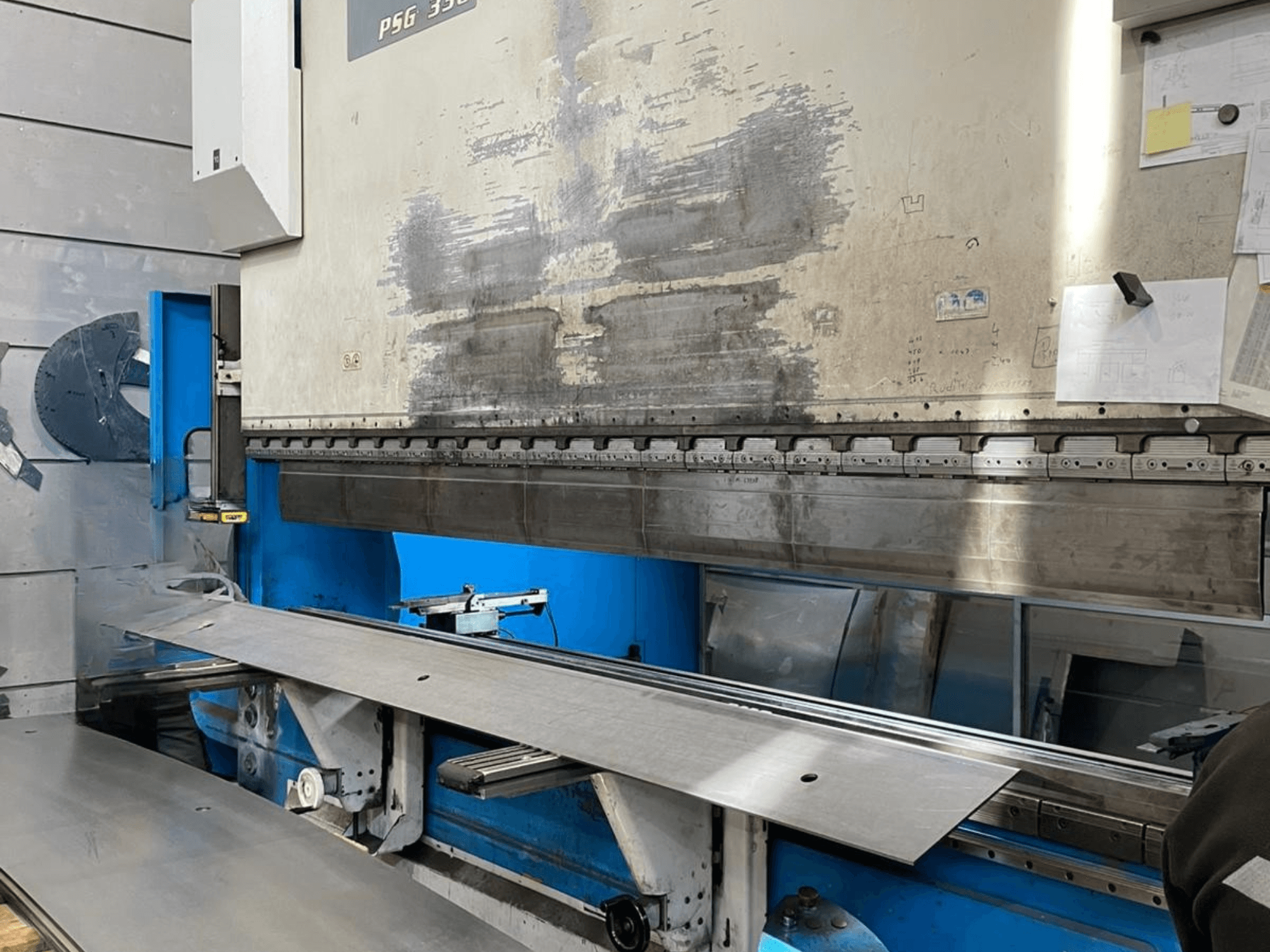 GASPARINI PSG 330/4000 Variante C presspink töökojas, kus näidatakse painutusala koos metallplaadi ja masina juhtimisseadmetega.