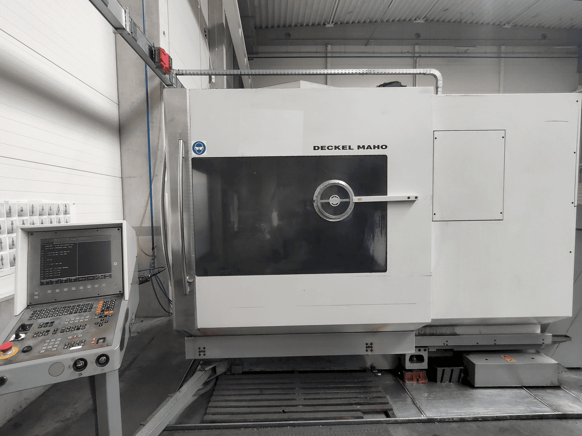 Masina DECKEL MAHO DMU 60P eestvaade