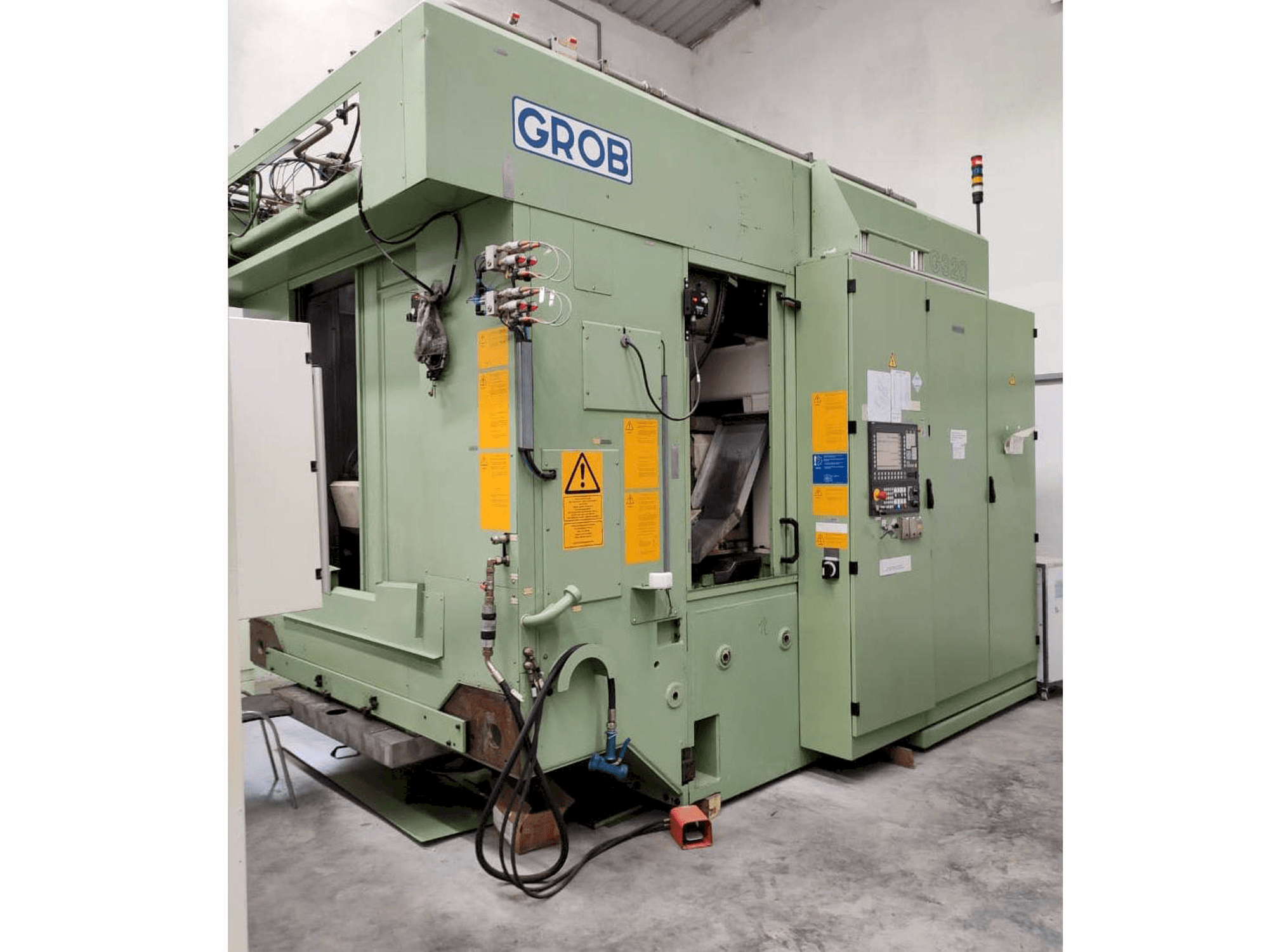 Masina GROB G320 eestvaade