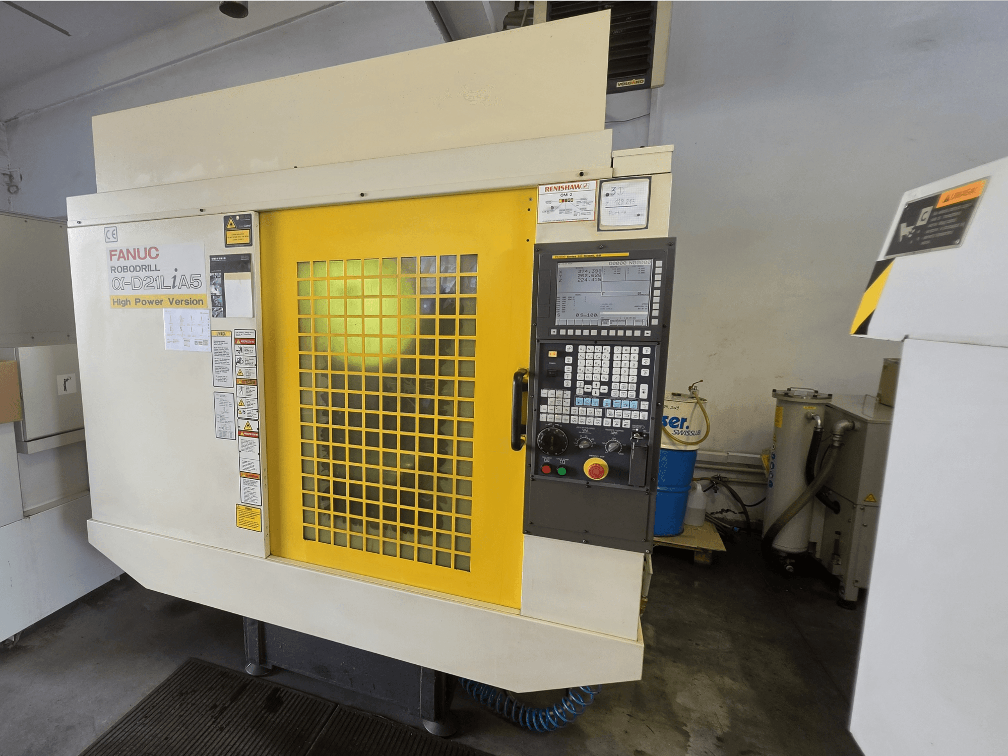 FANUC ROBODRILL alpha-D21LiA5 vertikaalne töötlemiskeskus, vaade eest, millel on kollane turvauks ja juhtpaneel.