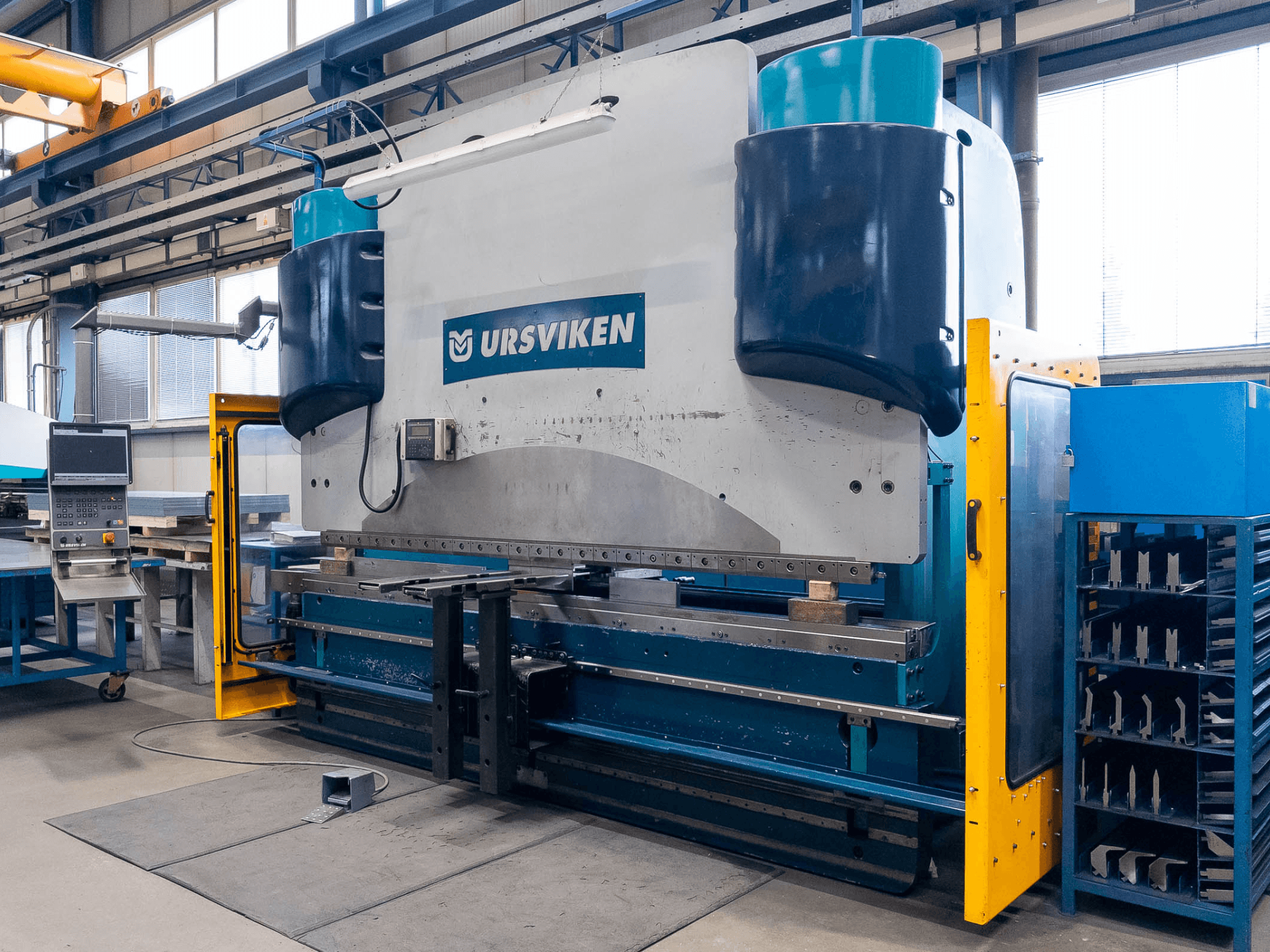 Ursviken Optiflex 130 3.1M presspink tootmises, esiplaanil ja juhtpaneelil.