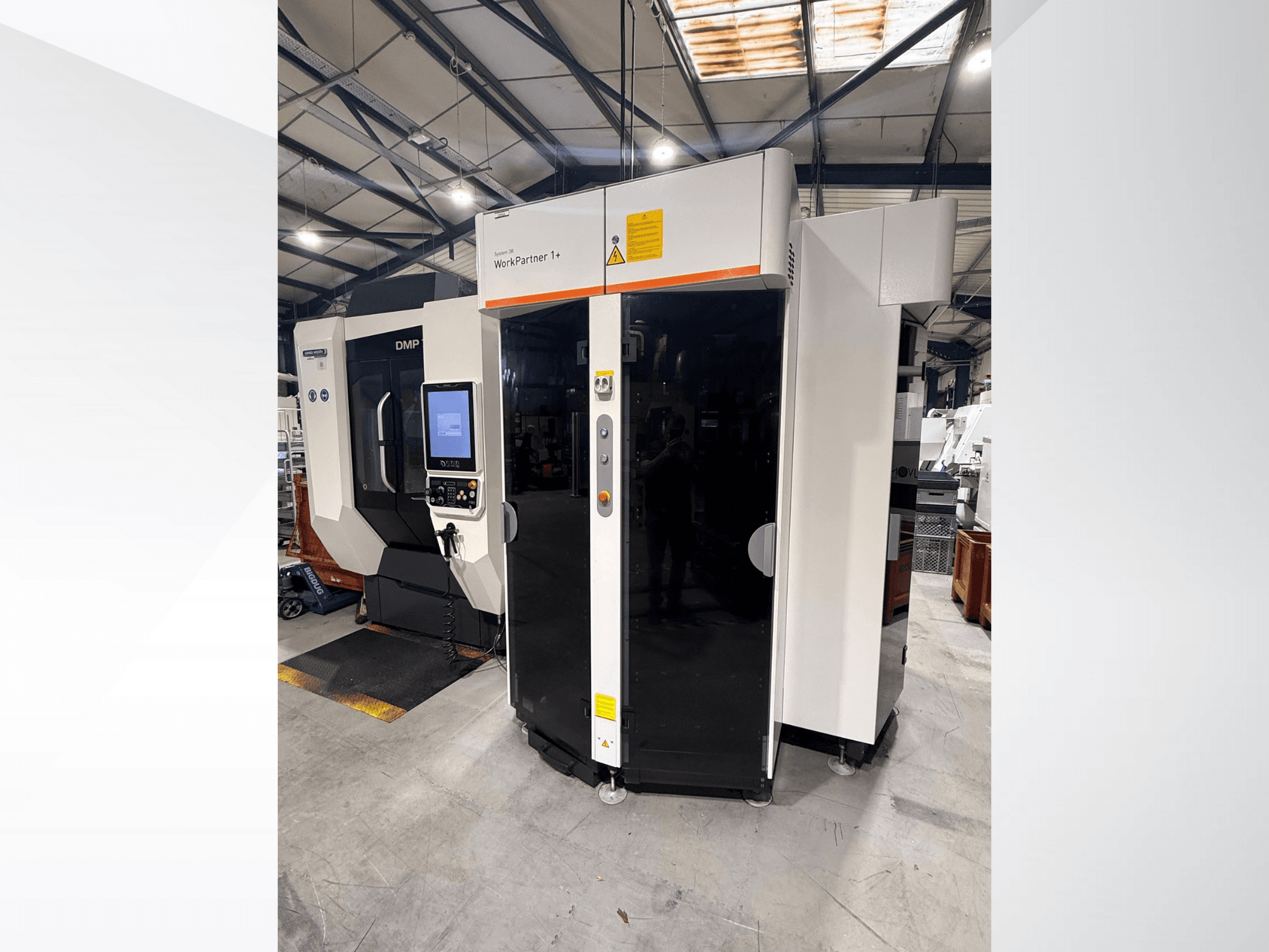 DMP WorkPartner 1+, esivaade; on varustatud puutetundliku paneeli ja ohutusnäitajatega tootmises.