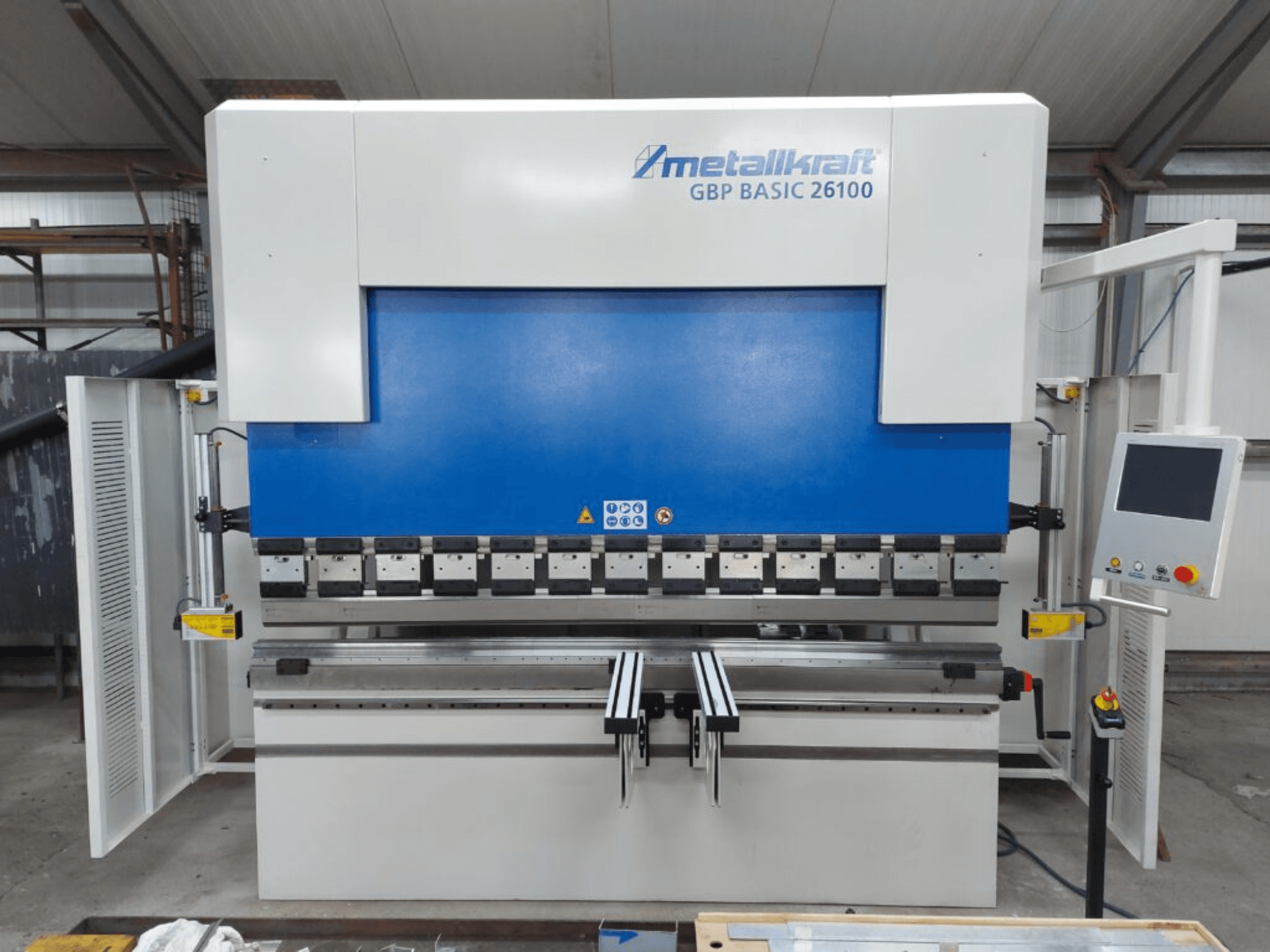 Metallkraft GBP BASIC 26100 rullpainutusmasin esiplaanil, kus näidatakse juhtpaneeli ja painutusala funktsioone.