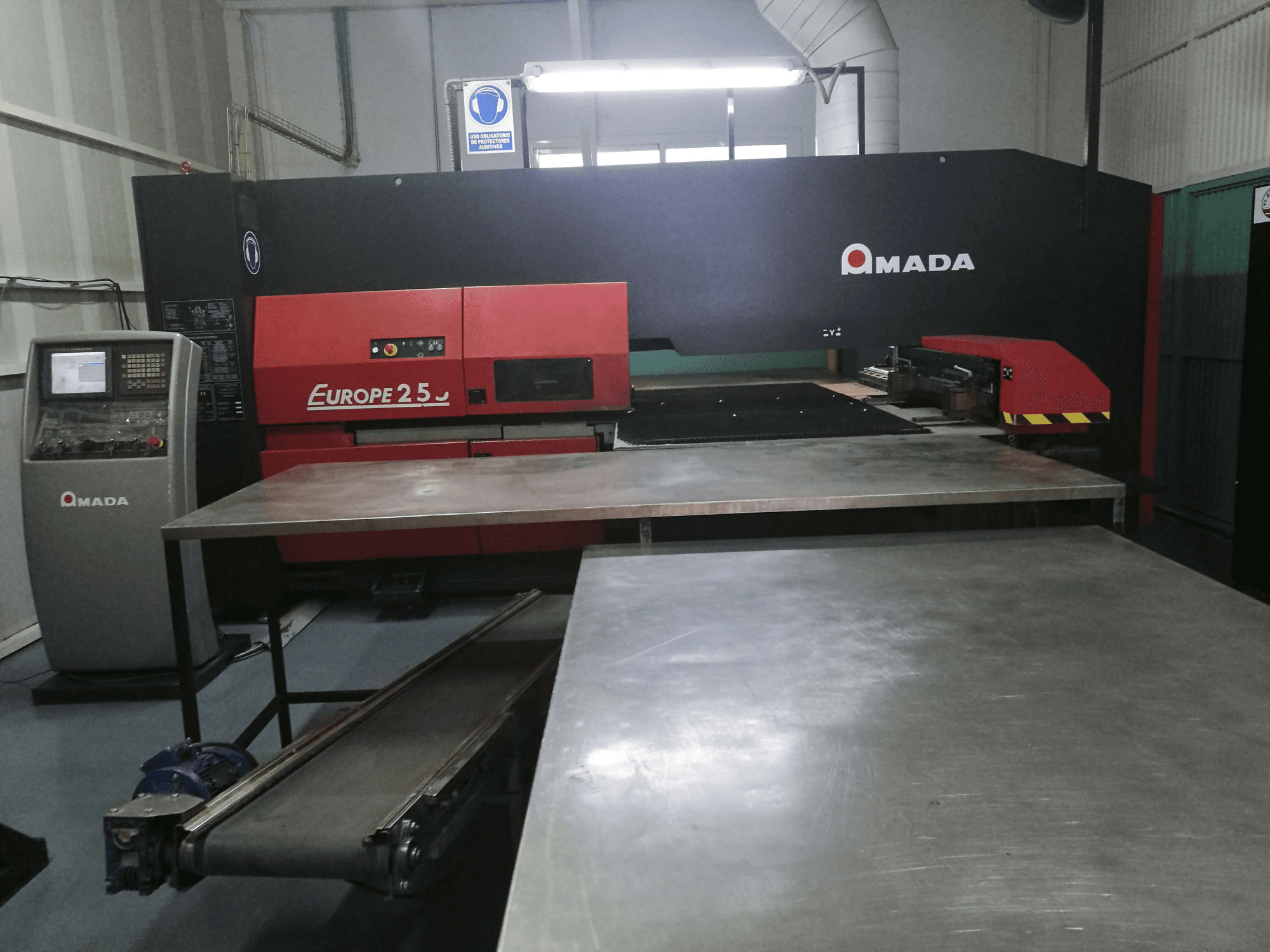 Masina AMADA EUROPE 255 eestvaade