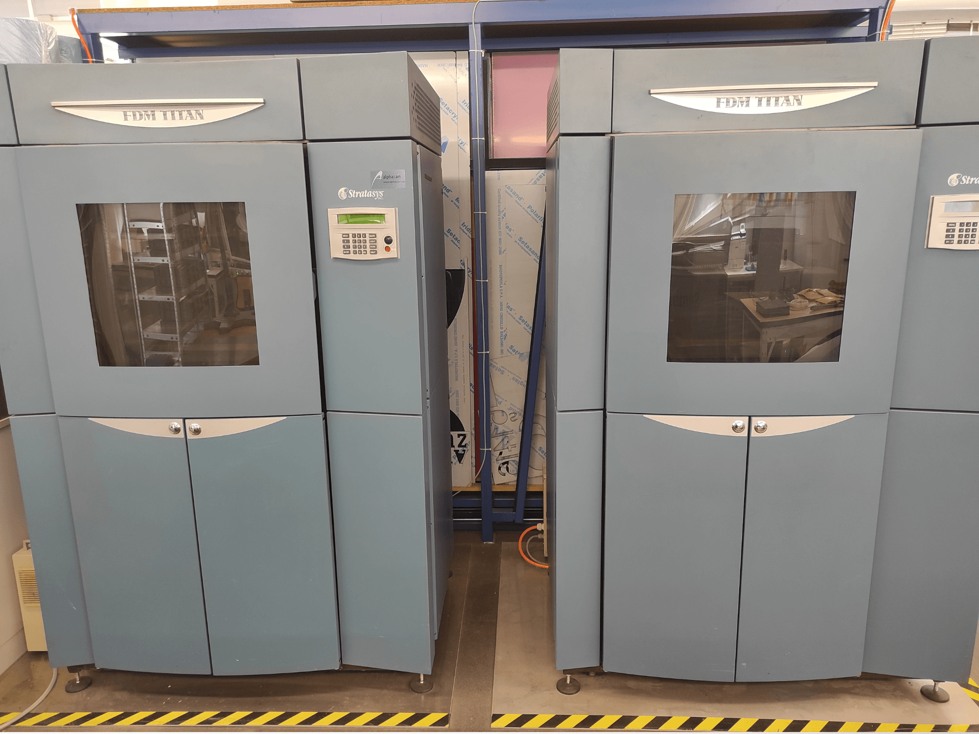 Stratasys FDM TitanTI T0031 plastist 3D-printeri esivaade; seadmel on ekraan ja läbipaistev aken.