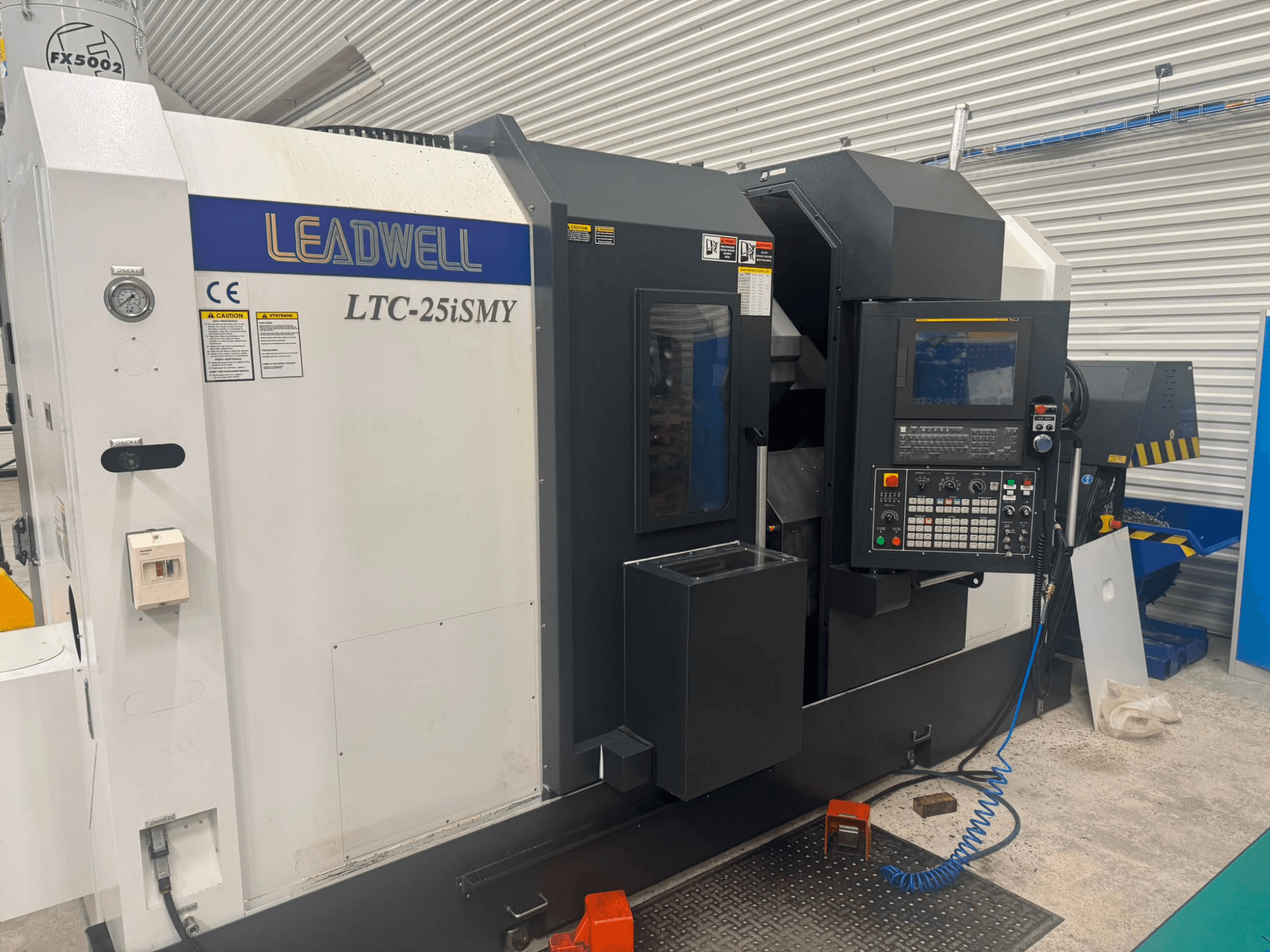 Leadwell LTC-25iSMY horisontaalne treipink eestvaates, millel on näha juhtpaneel ja kasutajaliidesed.