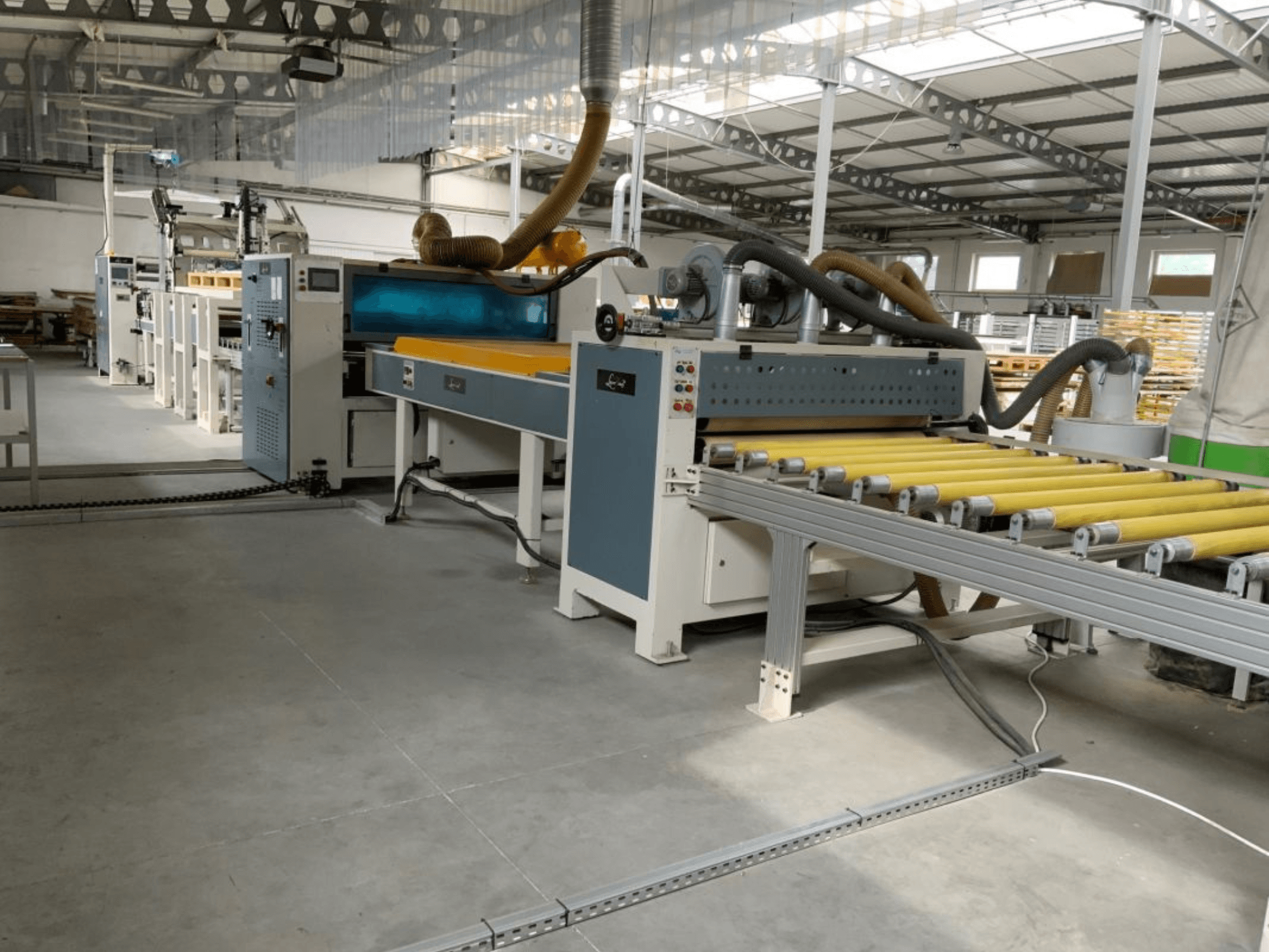 MASTER PUR-1400 lamineerimispress tehase seadistuses, vaade eest, millel on näha rullid ja juhtimispaneel.