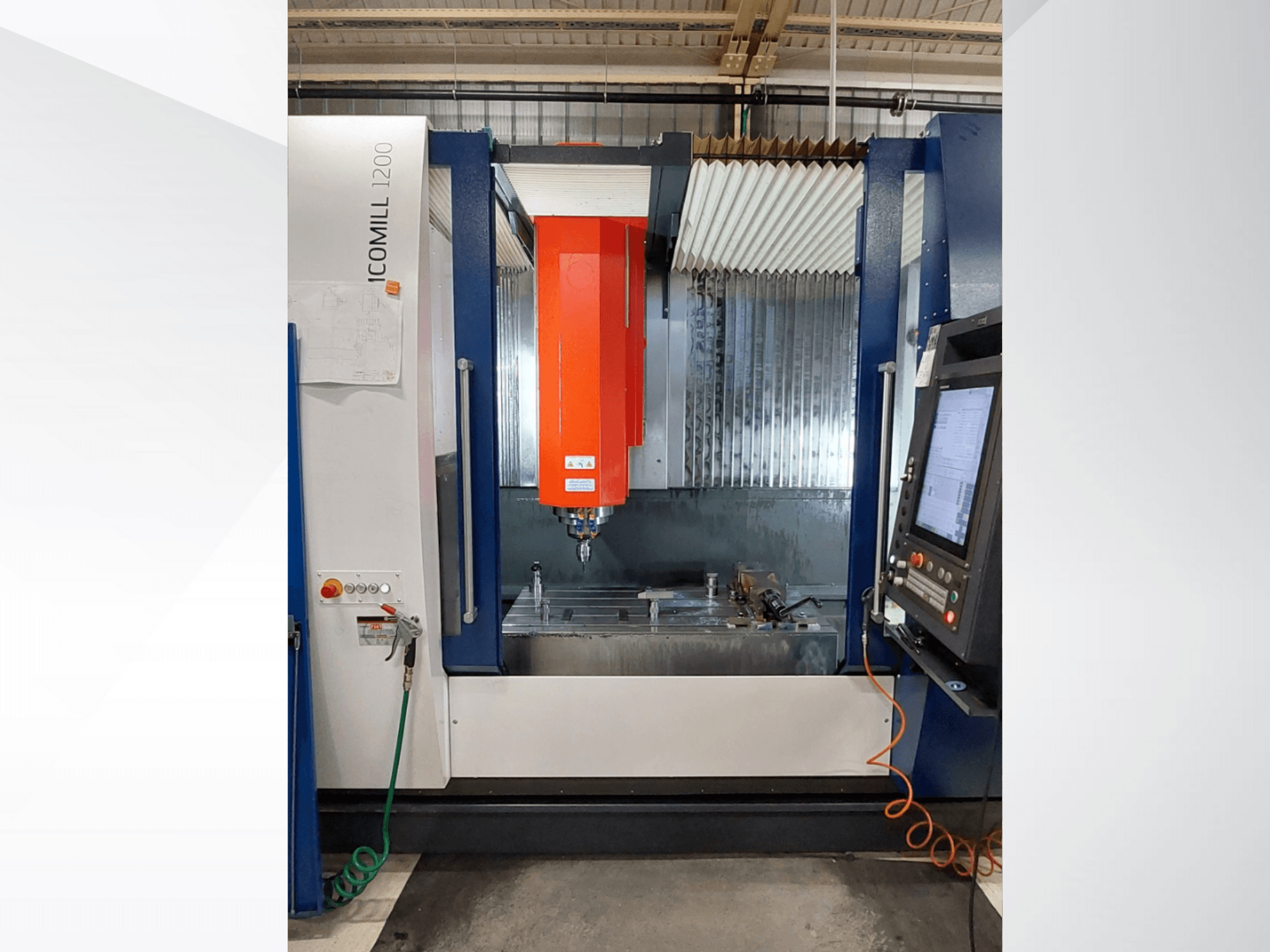Punase spindliga CNC-freespingi ICOMILL 1200 esivaade, kus on näidatud juhtpaneel ja tööala koos tööriistadega.
