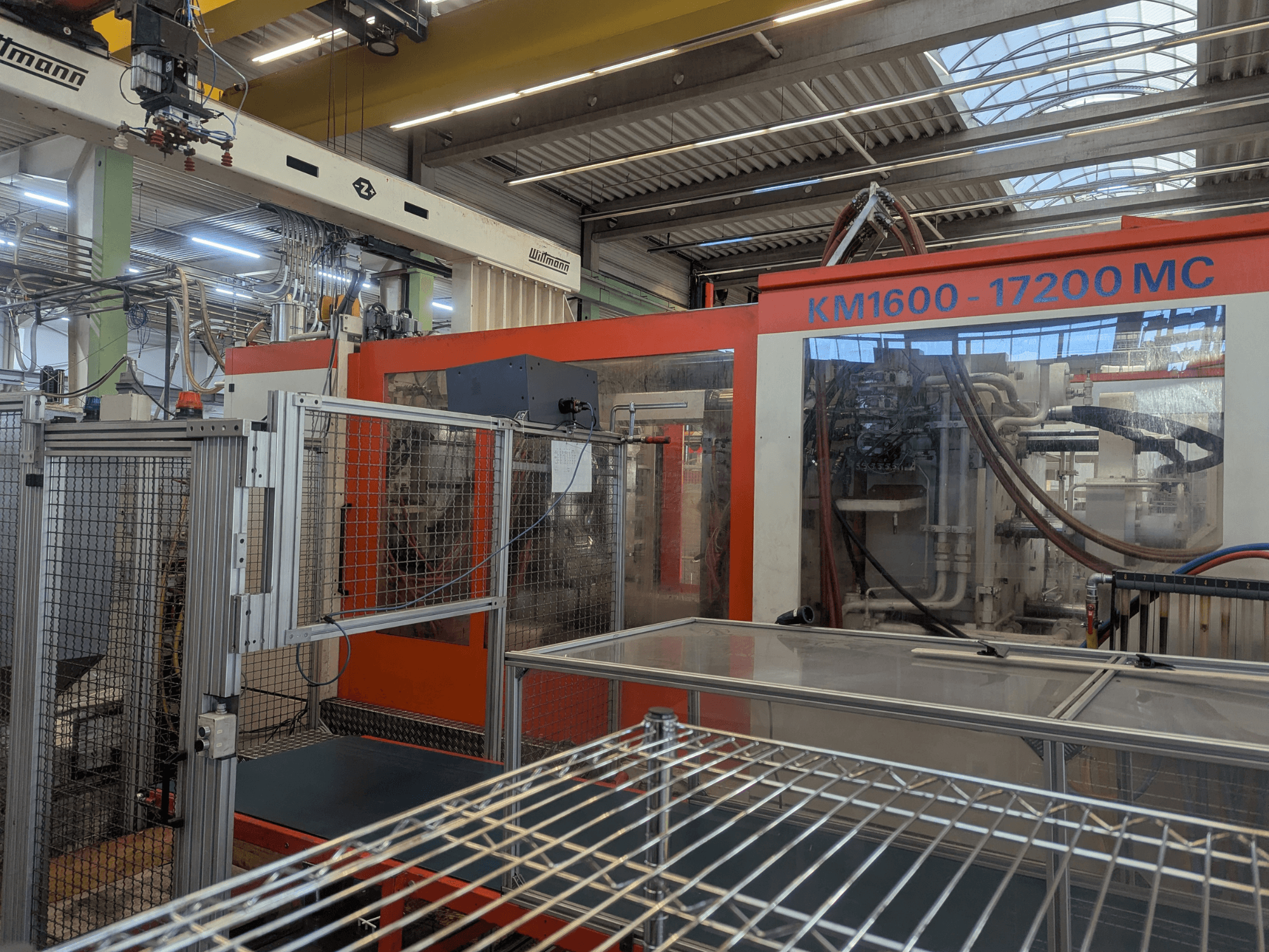 Krauss Maffei KM 1600-17200MC hüdrauliline survevalu masin, esiplaanil nähtav juhtpaneel ja hüdraulikajuhtmed.