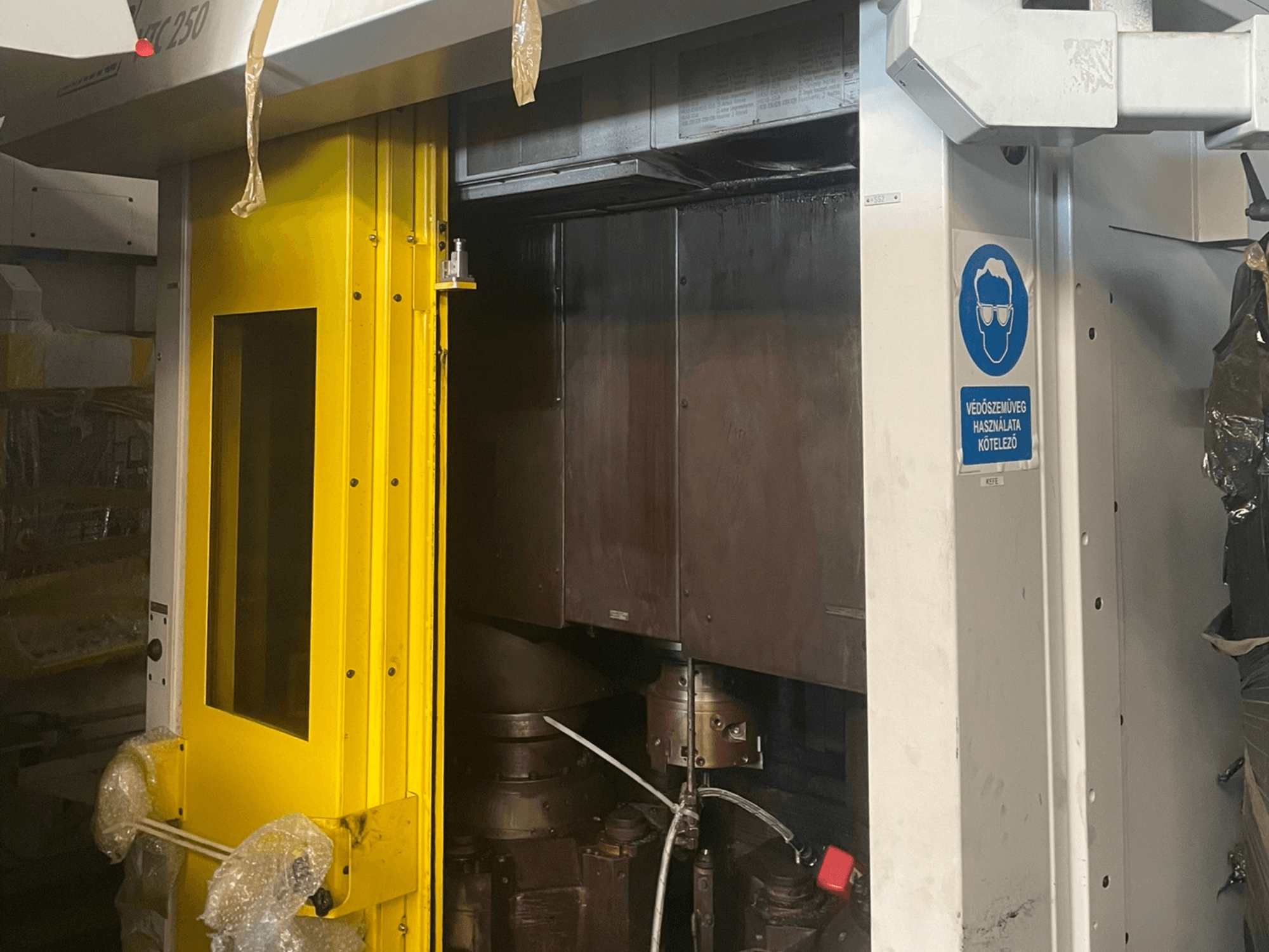 Masinate kollane sissepääsuuks koos ohutusmärgiga, tööstusliku masina mudeli Z250 esivaade, millel on näha sisemised komponendid.