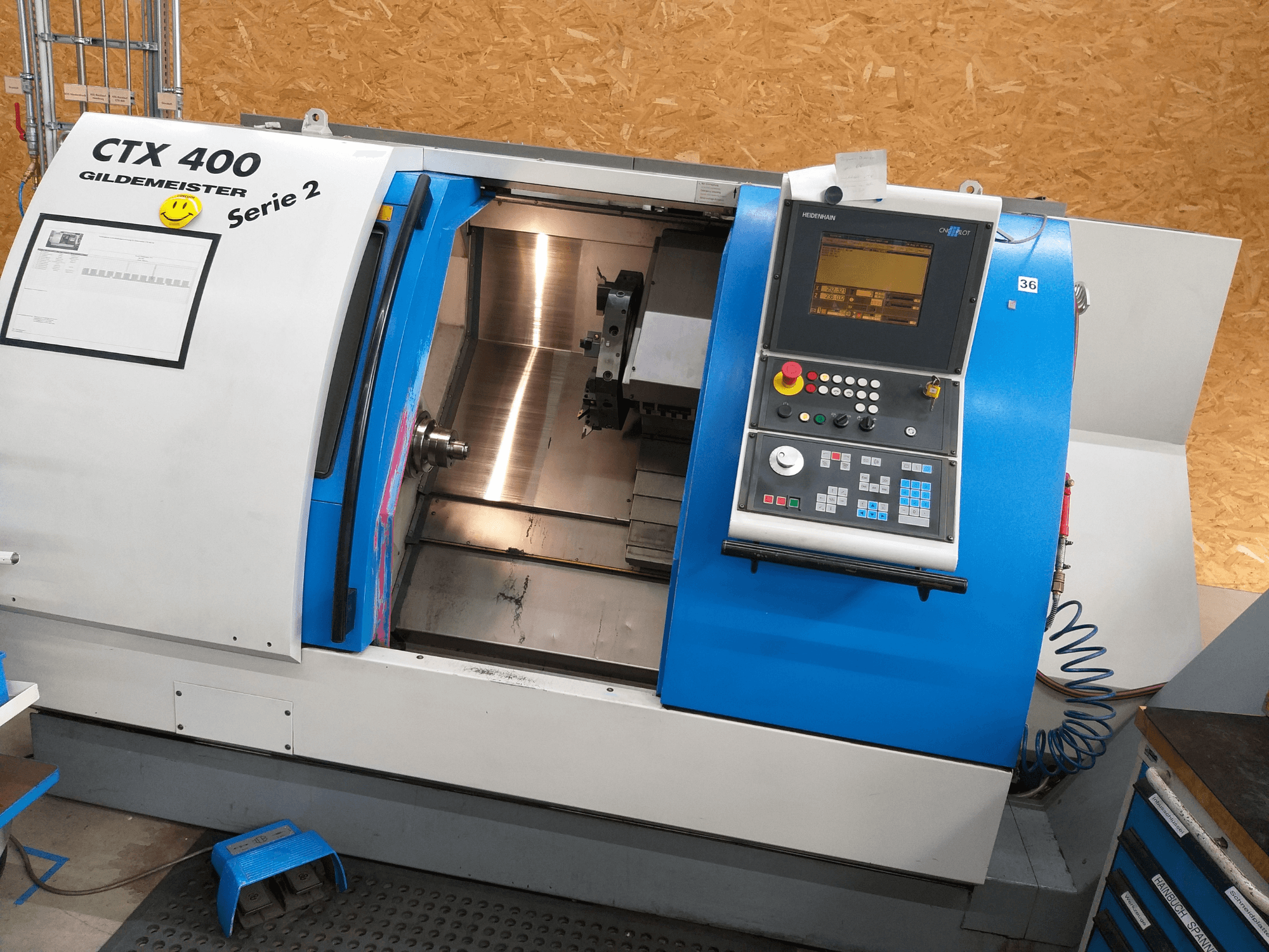 Gildemeister CTX 400 Serie 2 horisontaalne treipink, esivaade, millel on näha juhtpaneel ja avatud masina sisemus.