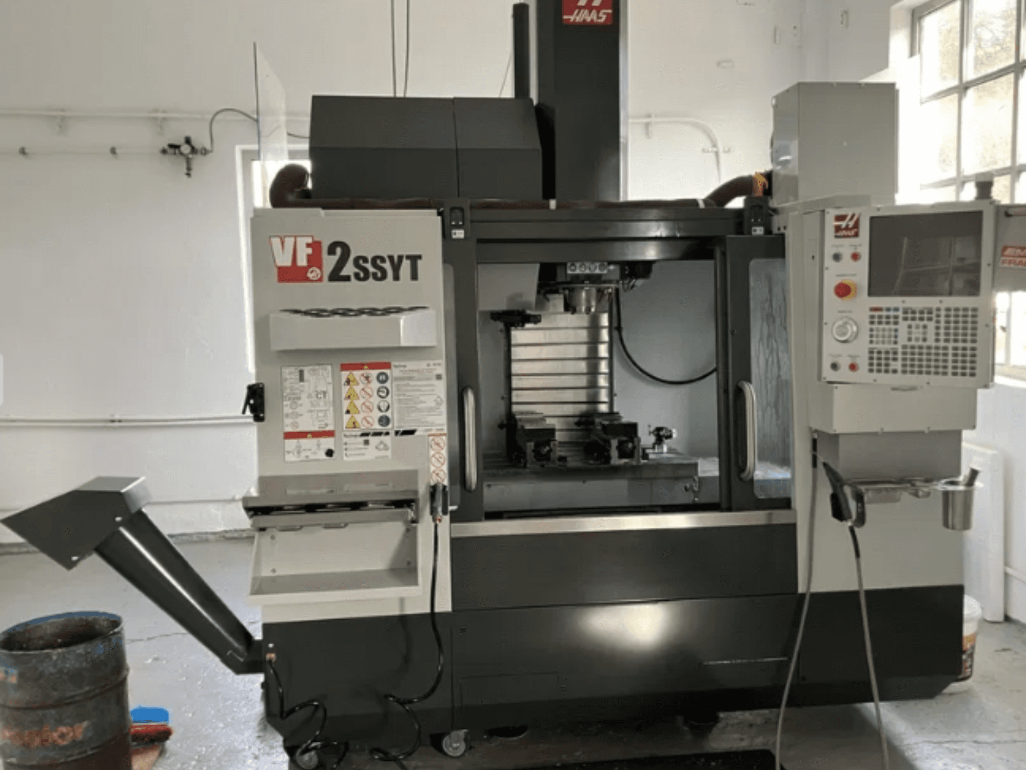 Haas VF-2SSYT CNC-veski, esivaade, juhtpaneel, tööriistahoidja ja jahutusvedeliku süsteem metallitöötluseks.