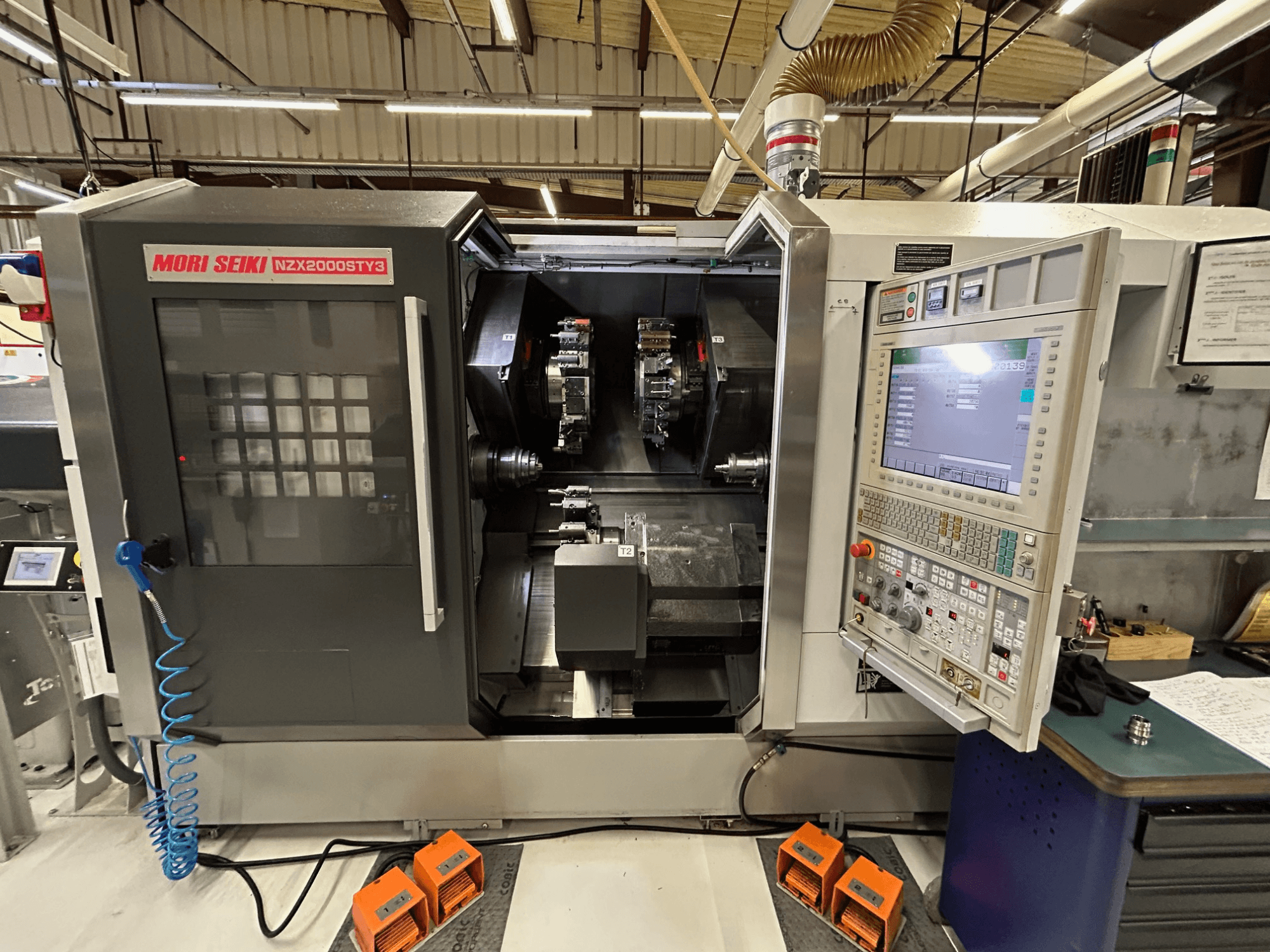 MORI SEIKI NZ2000 ST3Y3 mitme spindliga treipink, esivaade, millel on näha juhtpaneel ja töötlemisala.