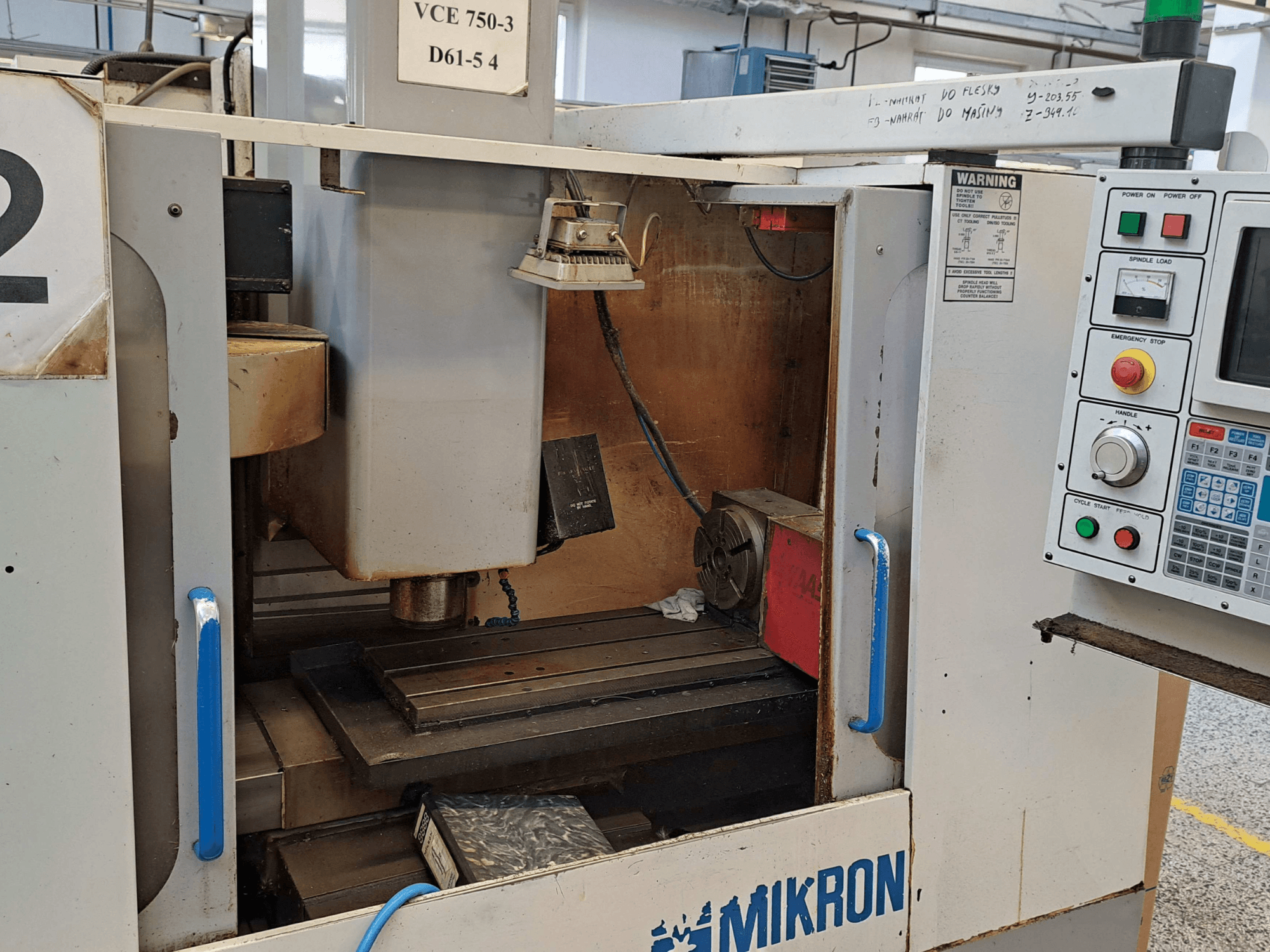 Mikron VCE 750-3 freespingi esivaade, millel on näidatud spindel, juhtpaneel ja töölaud koos tehniliste üksikasjadega.